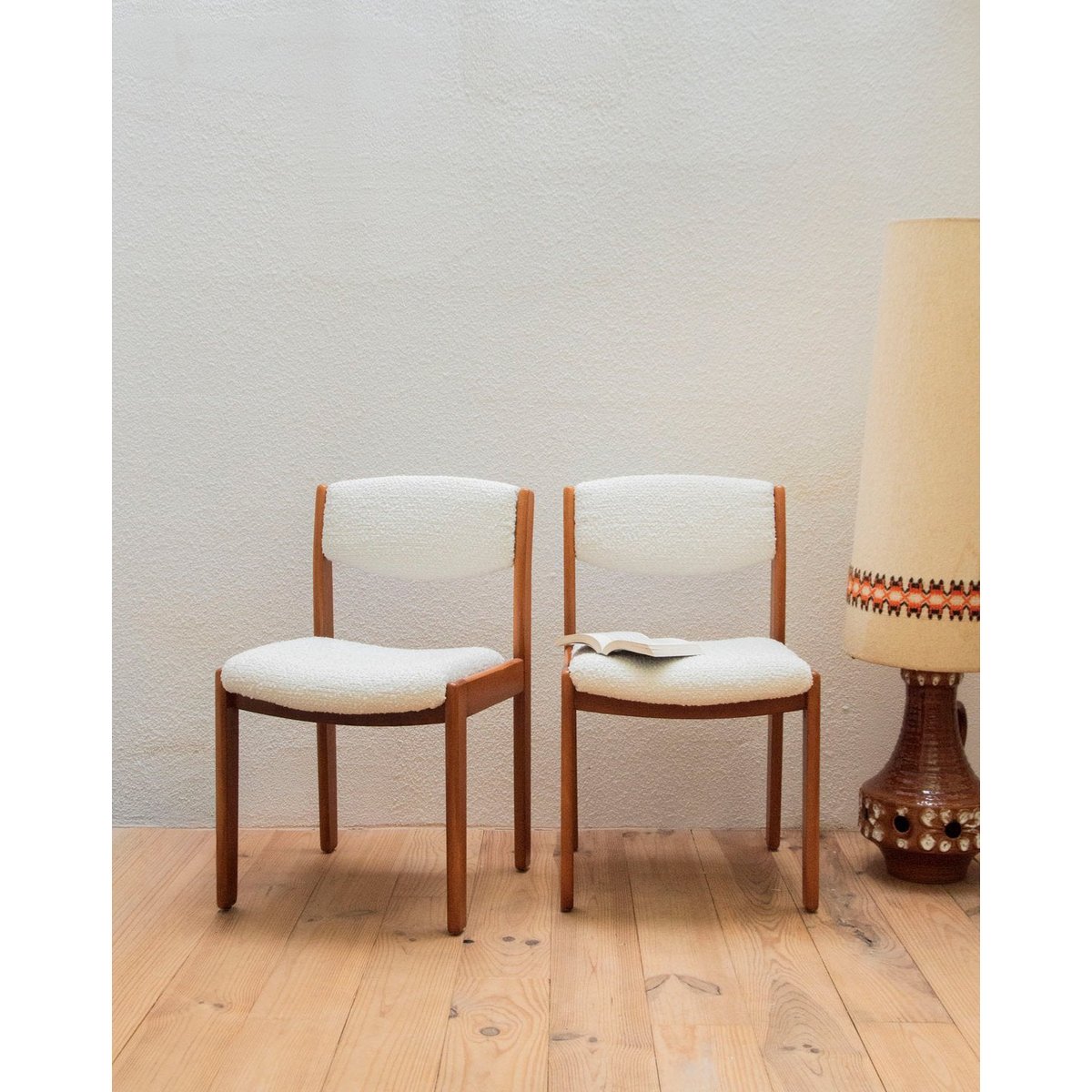 Paire de chaises en bois et tissu Alma N°1071 - Bon état bois, DEBONGOUT