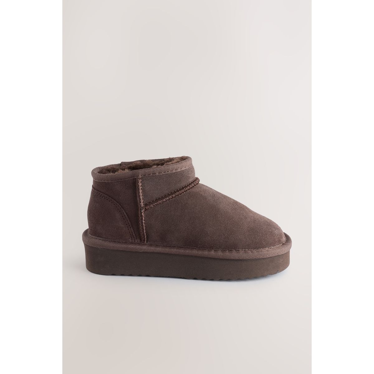 Bottes plates en daim imperméable fourrées marron chocolat, NEXT
