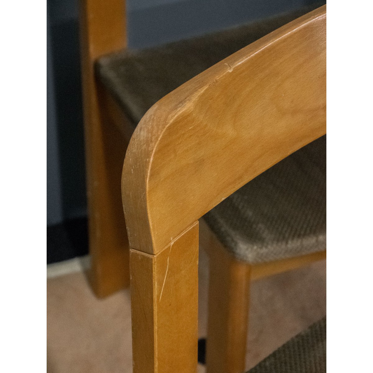 Lot de 4 chaises en orme et velours Alma N°1159 - Bon état bois clair, DEBONGOUT