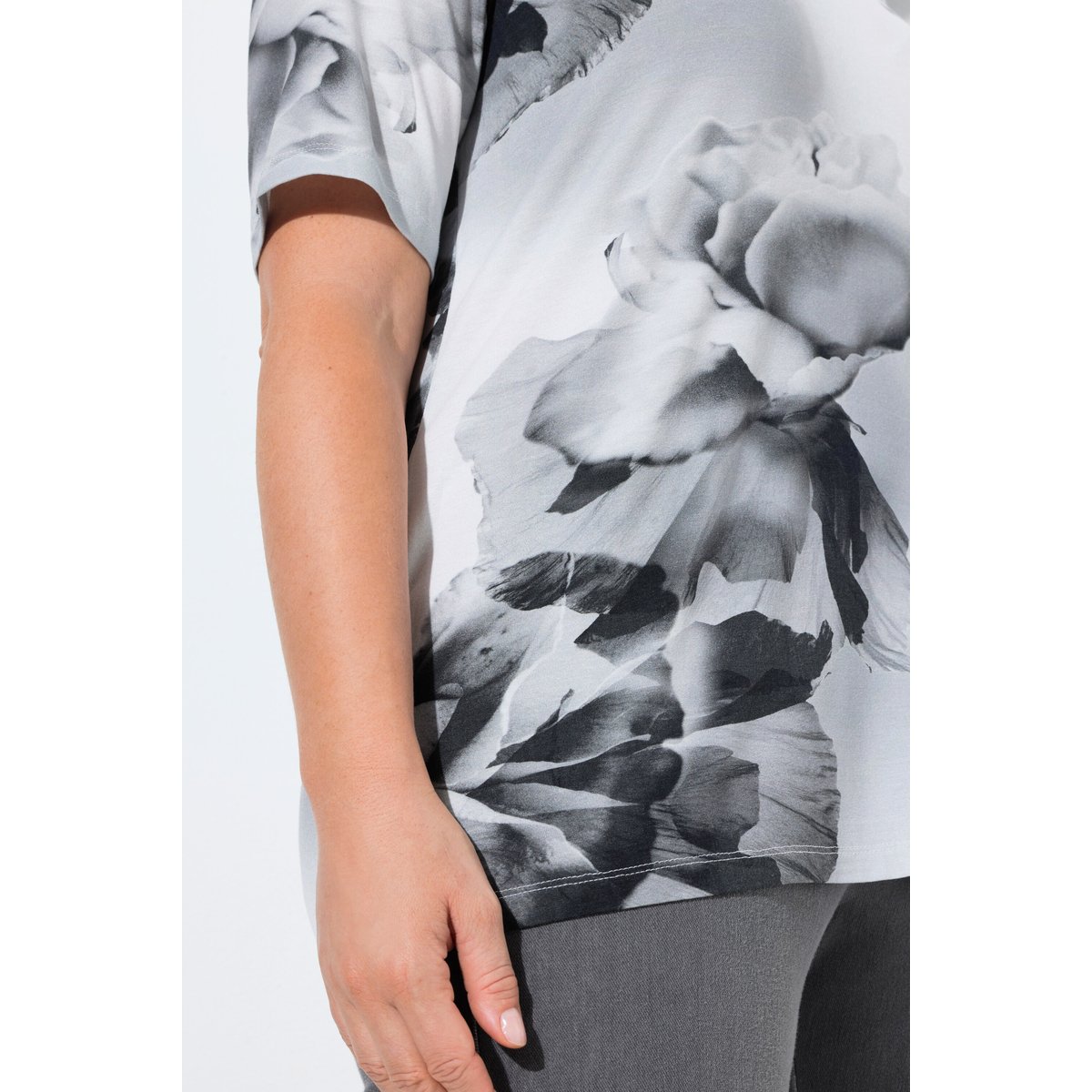 T-shirt décolleté en V et manches courtes noir, ULLA POPKEN