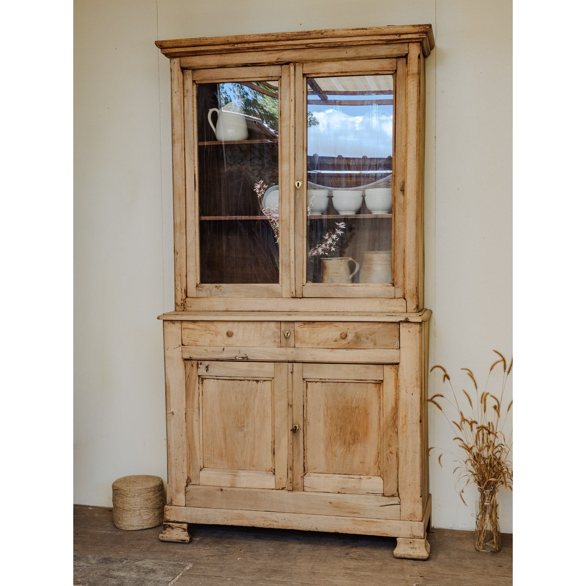 Buffet à deux corps en noyer Gilbert N°1674 - Bon état bois clair, DEBONGOUT