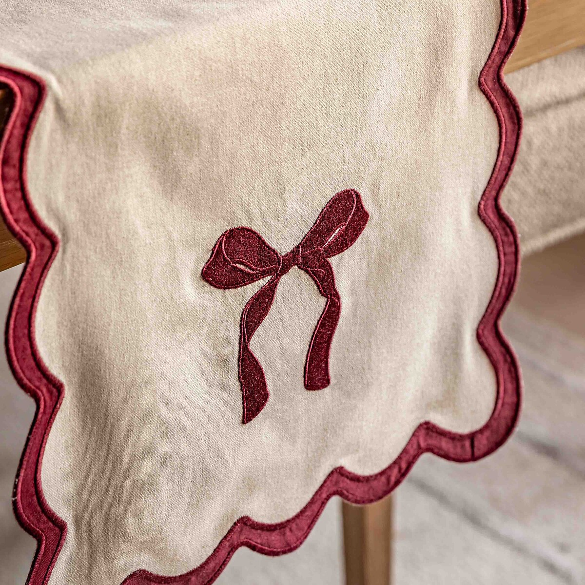 Vintage Scalloped Bow Table Runner 36x180cm natural, ÉDITÉ