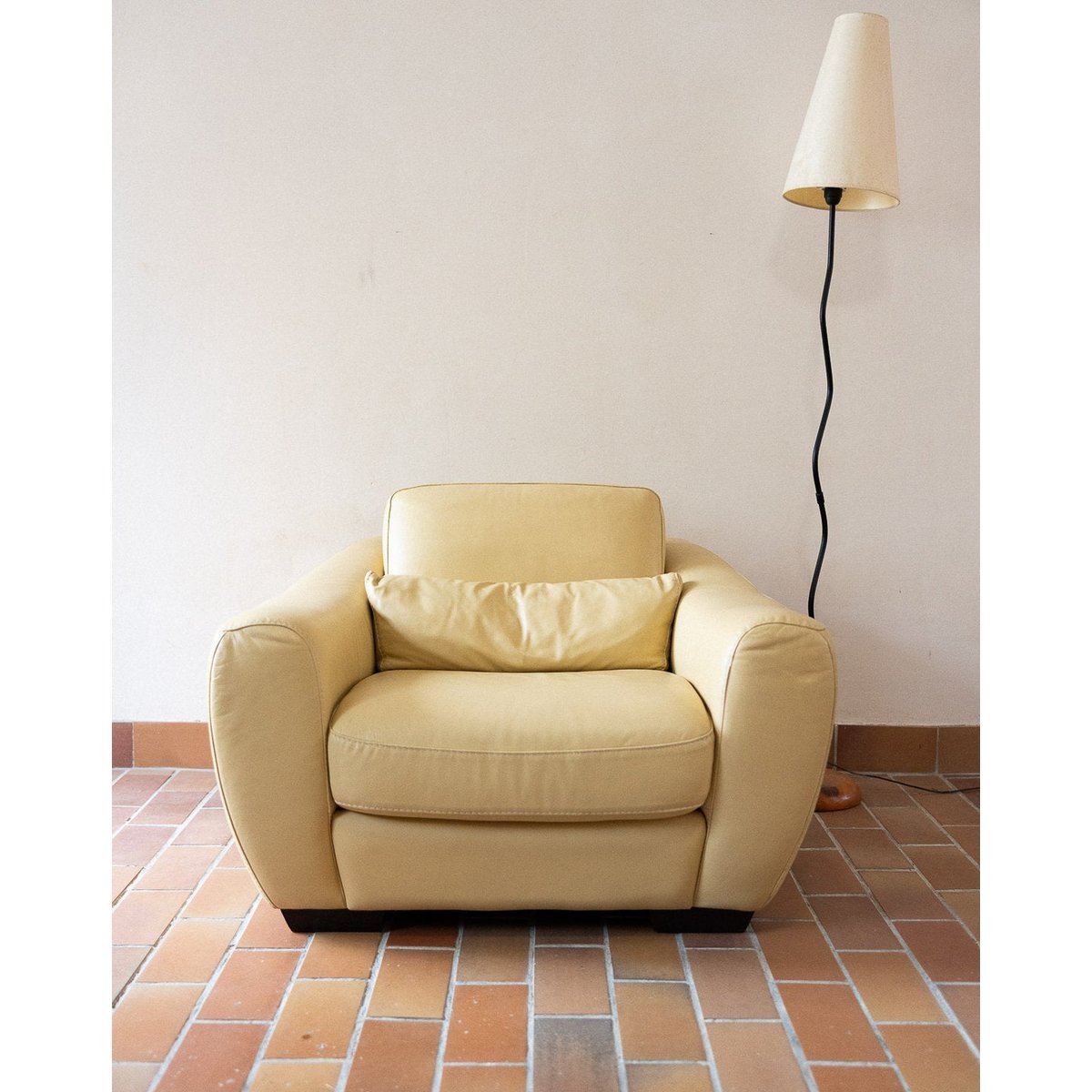 Fauteuil jaune beurre Jakob N°1327 - Bon état jaune, DEBONGOUT
