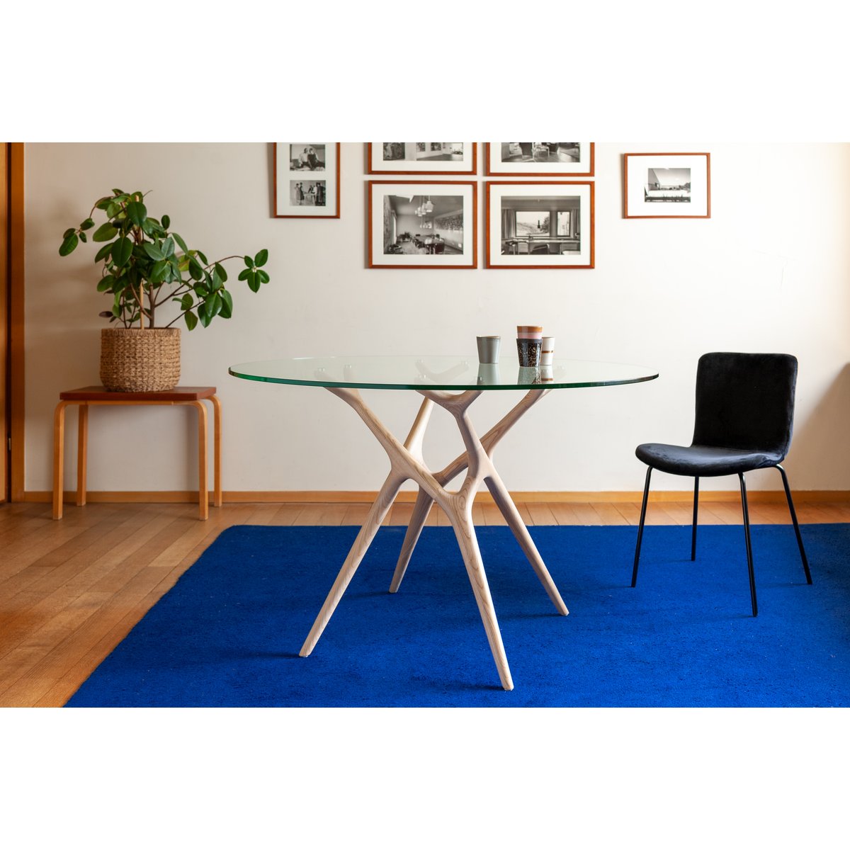 Table ronde en verre et frêne massif 6 personnes SYLVAE bois clair, PRODUIT INTERIEUR BRUT