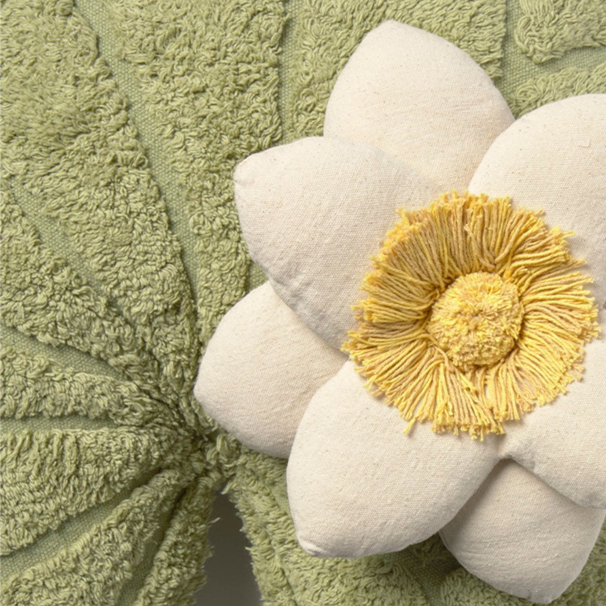 Coussin de sol Nénuphar SWAN LAKE matcha, naturel, soie de maïs, miel, LORENA CANALS