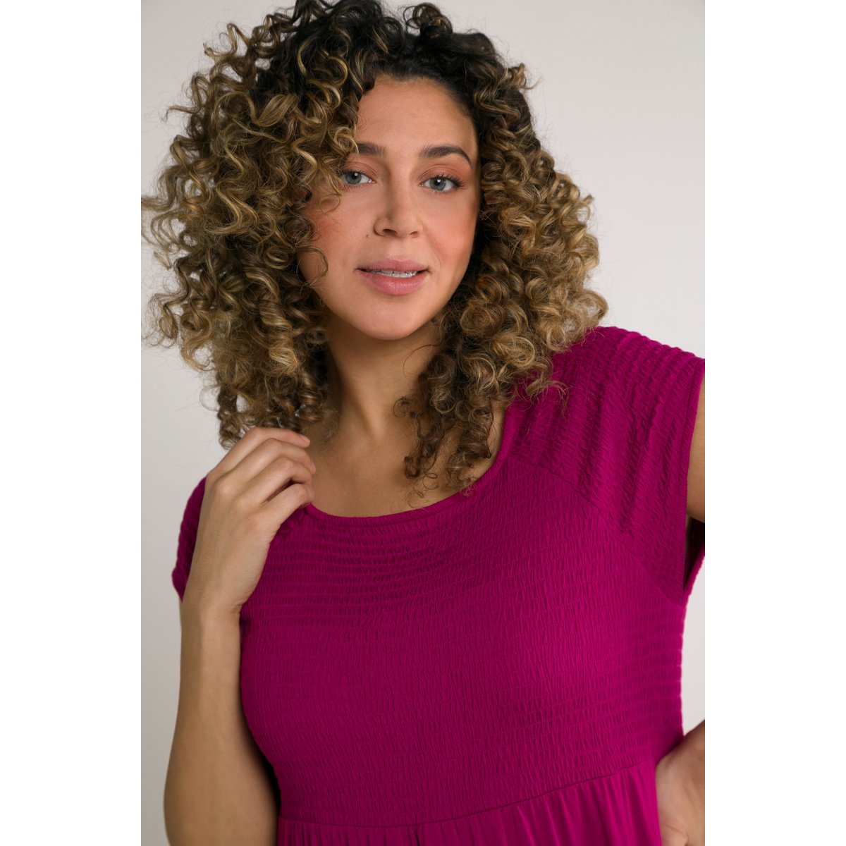 Robe smockée, coupe évasée. Encolure carrée rouge magnolia, ULLA POPKEN
