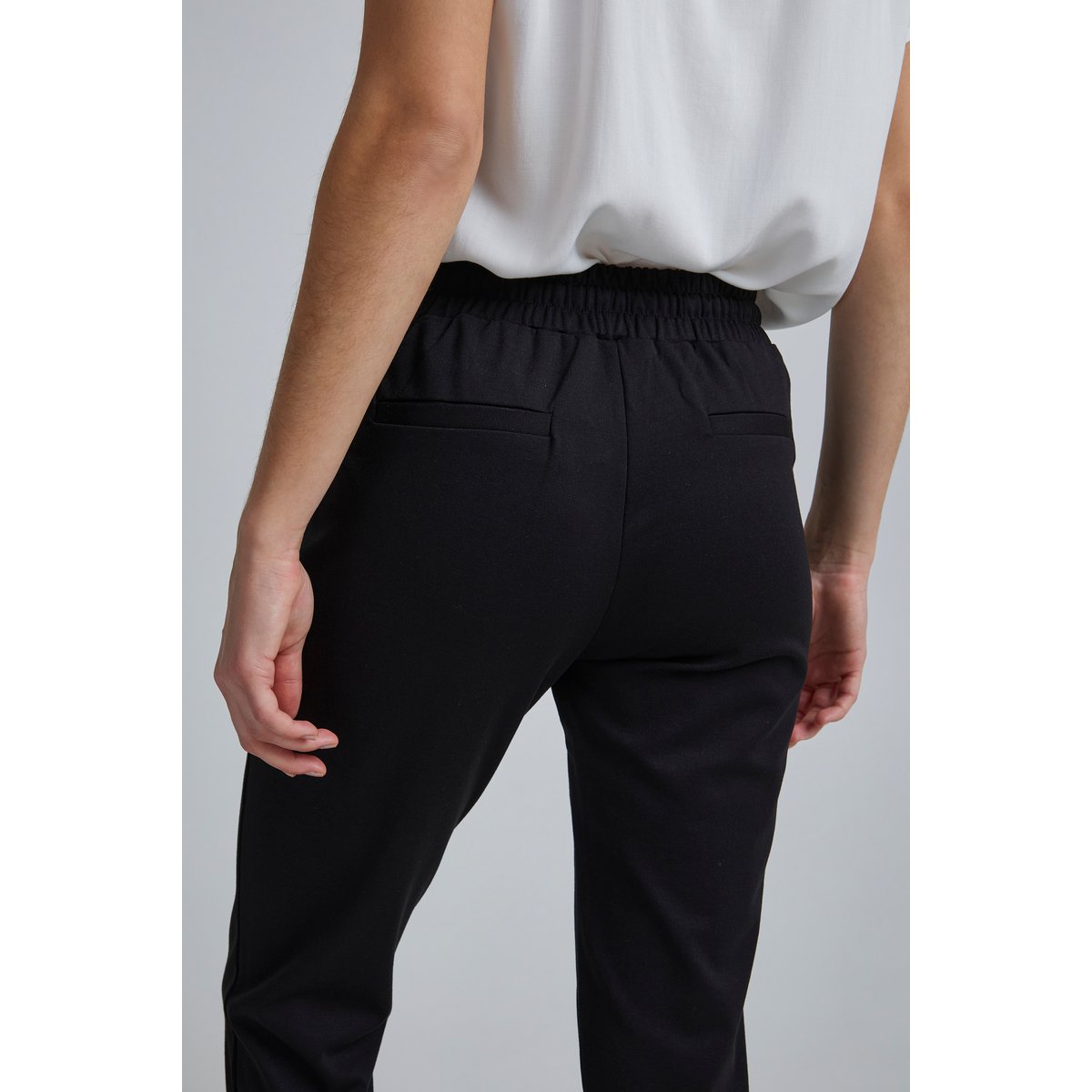 Pantalon coupe droite, longueur cheville, taille élastiquée noir, ICHI