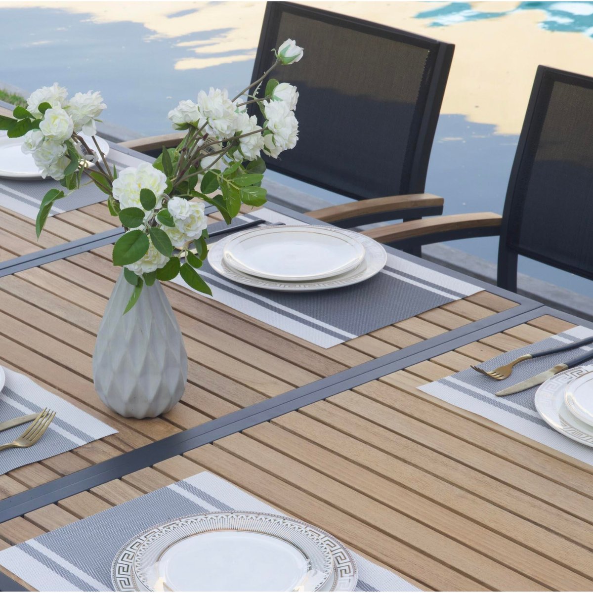 Table repas extensible en aluminium et teck, TORY gris anthracite, AU JARDIN DE CHLOÉ