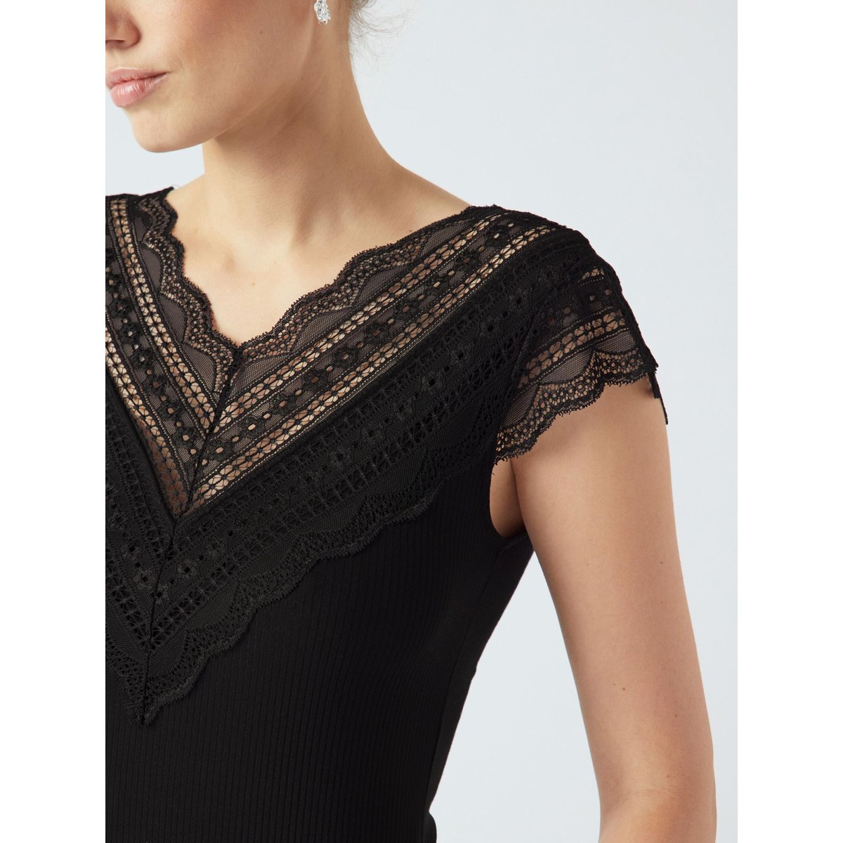 Top black 1, YAS