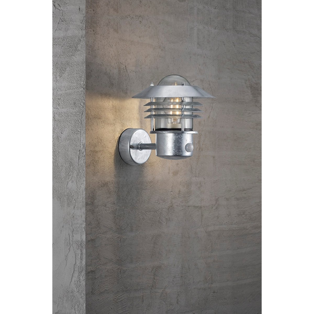 Applique murale extérieure avec detecteur de mouvement adapté aux zones côtières en acier galvanisé, VEJERS UP acier galvanisé, NORDLUX