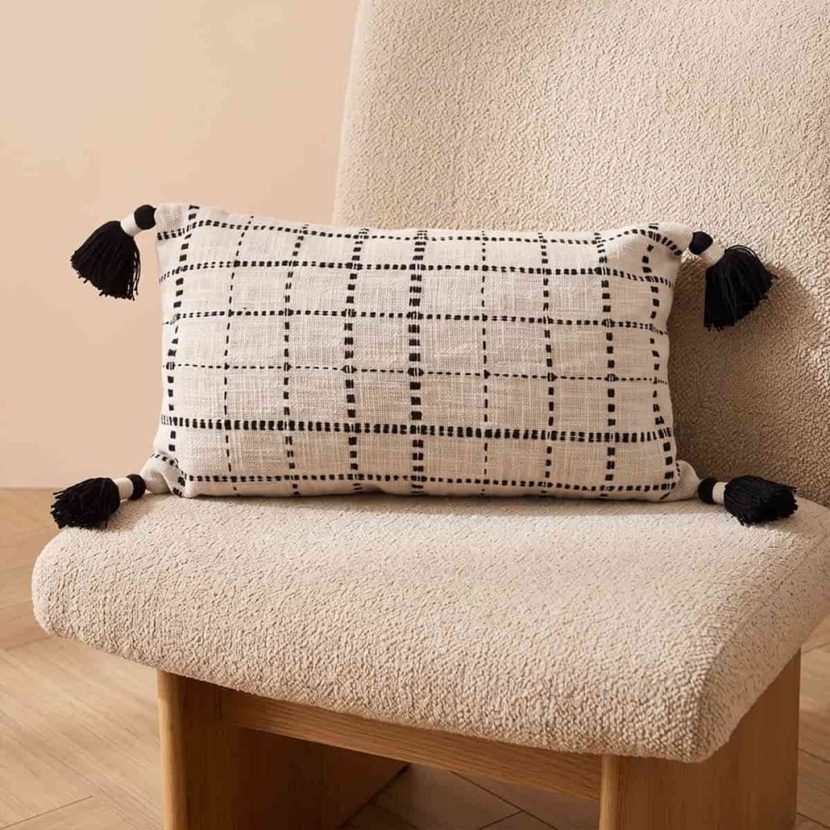 Coussin en coton tissé finition pompons 30x50cm beige, ORNAMI