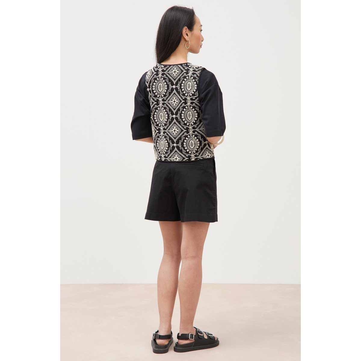 Cardigan sans manches avec broderies noir, BONOBO