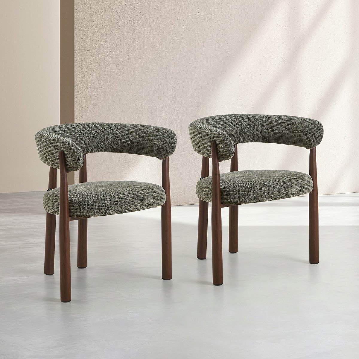 Lot de 2 chaises en tissu et métal finition noyer avec accoudoirs BRYNE vert, HABITAT