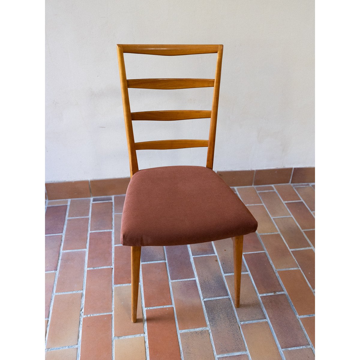Lot de 4 chaises au tissu terracotta Alma N°1799 - Bon état terracotta, DEBONGOUT