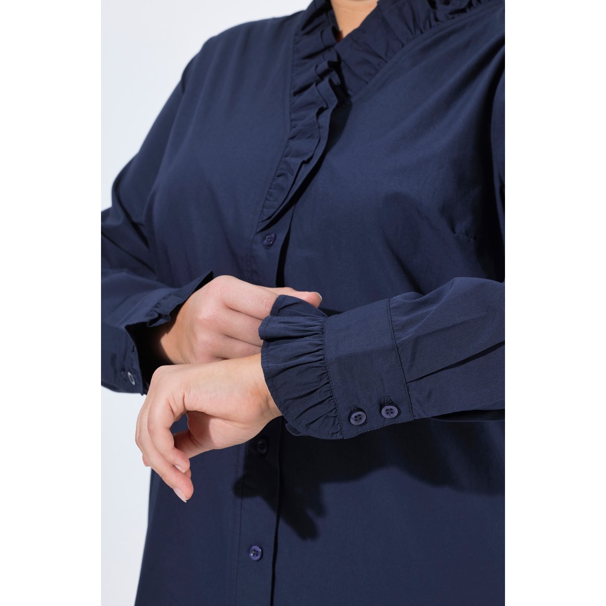 Blouse à encolure en V et col ruché marine, ULLA POPKEN