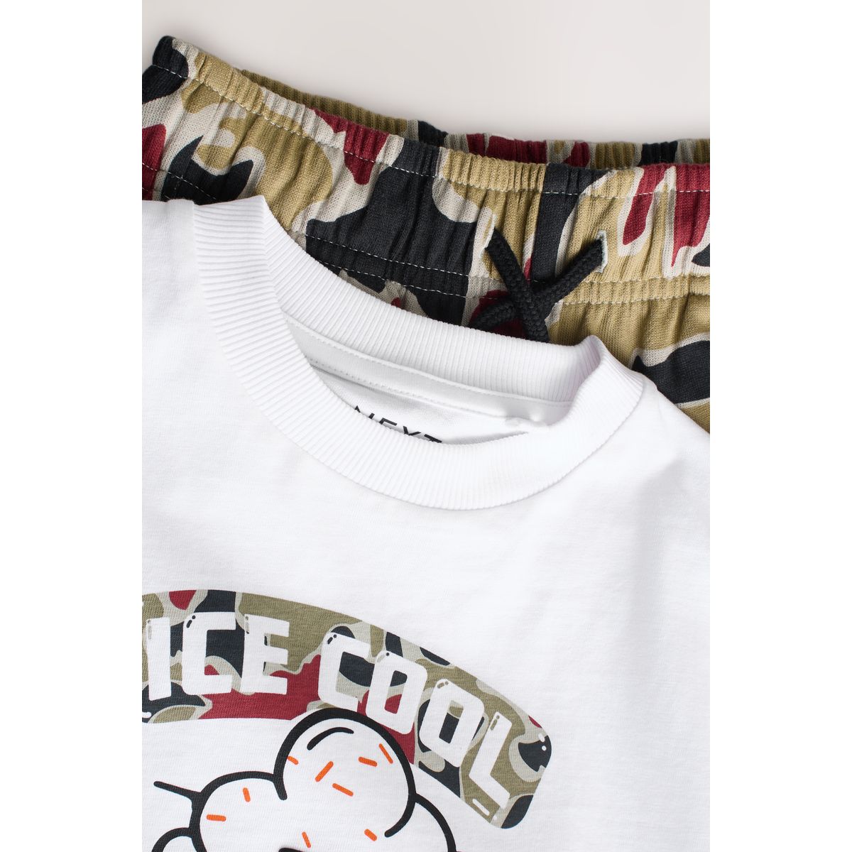 T-shirt décontracté et short crème glacée blanche/camouflage, NEXT