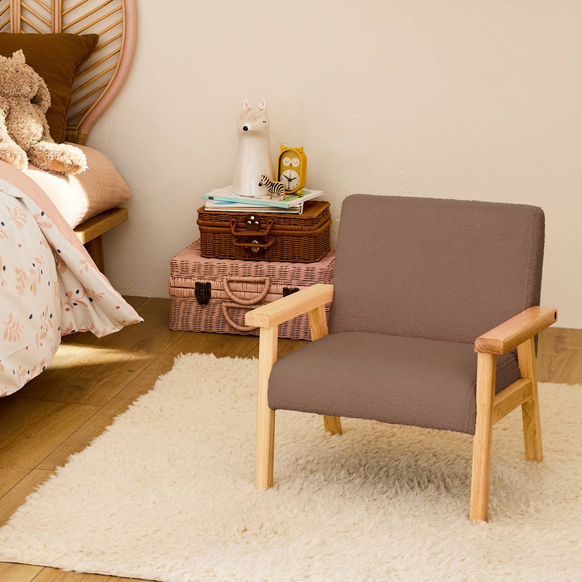 Fauteuil scandinave enfant bouclette et bois d'hévéa ISAK KID taupe, SWEEEK