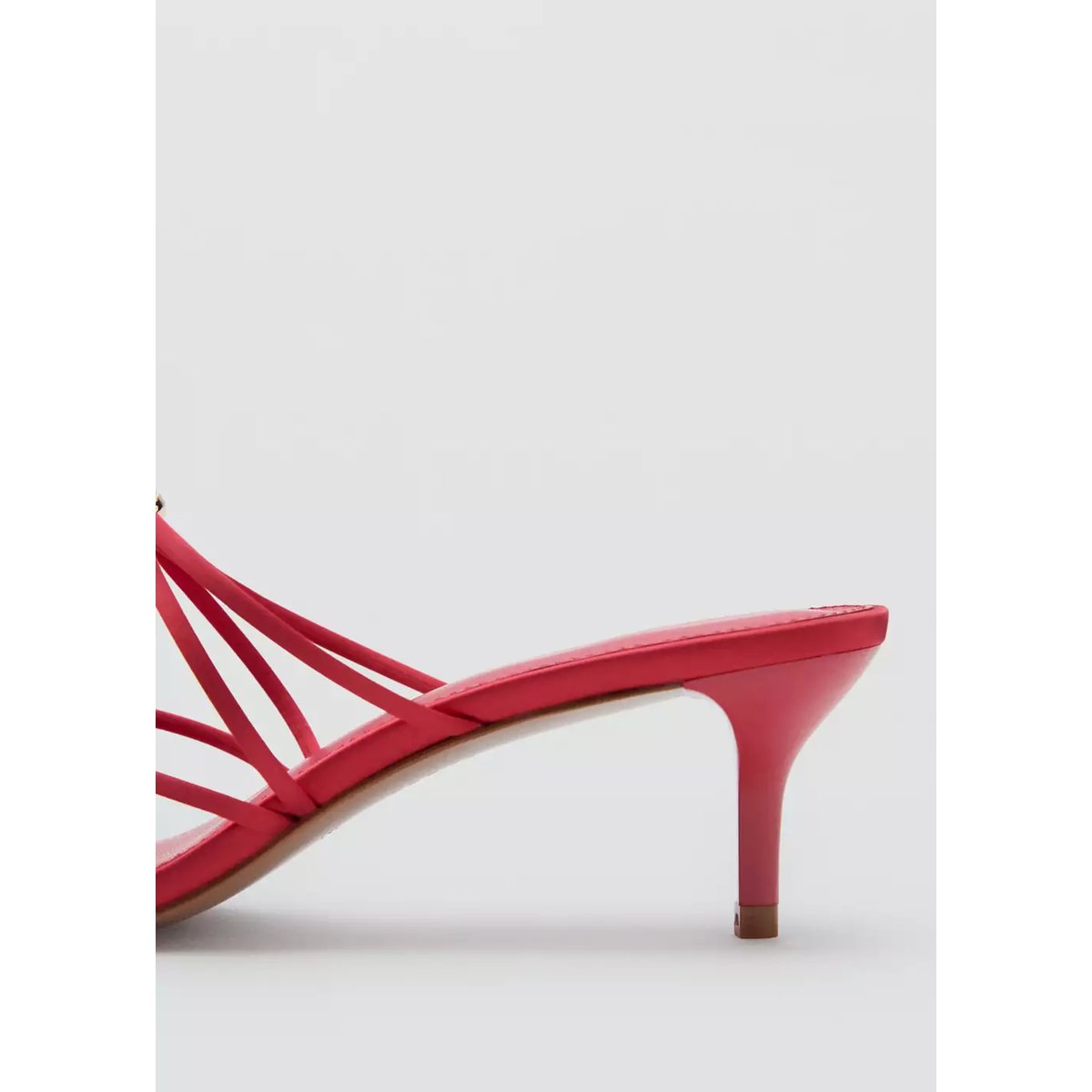 Sandales à talon avec brides satinées rouge, MANGO