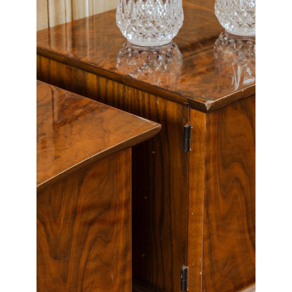 Paire de tables de chevet en bois Odile N°1423 - Bon état bois foncé, DEBONGOUT