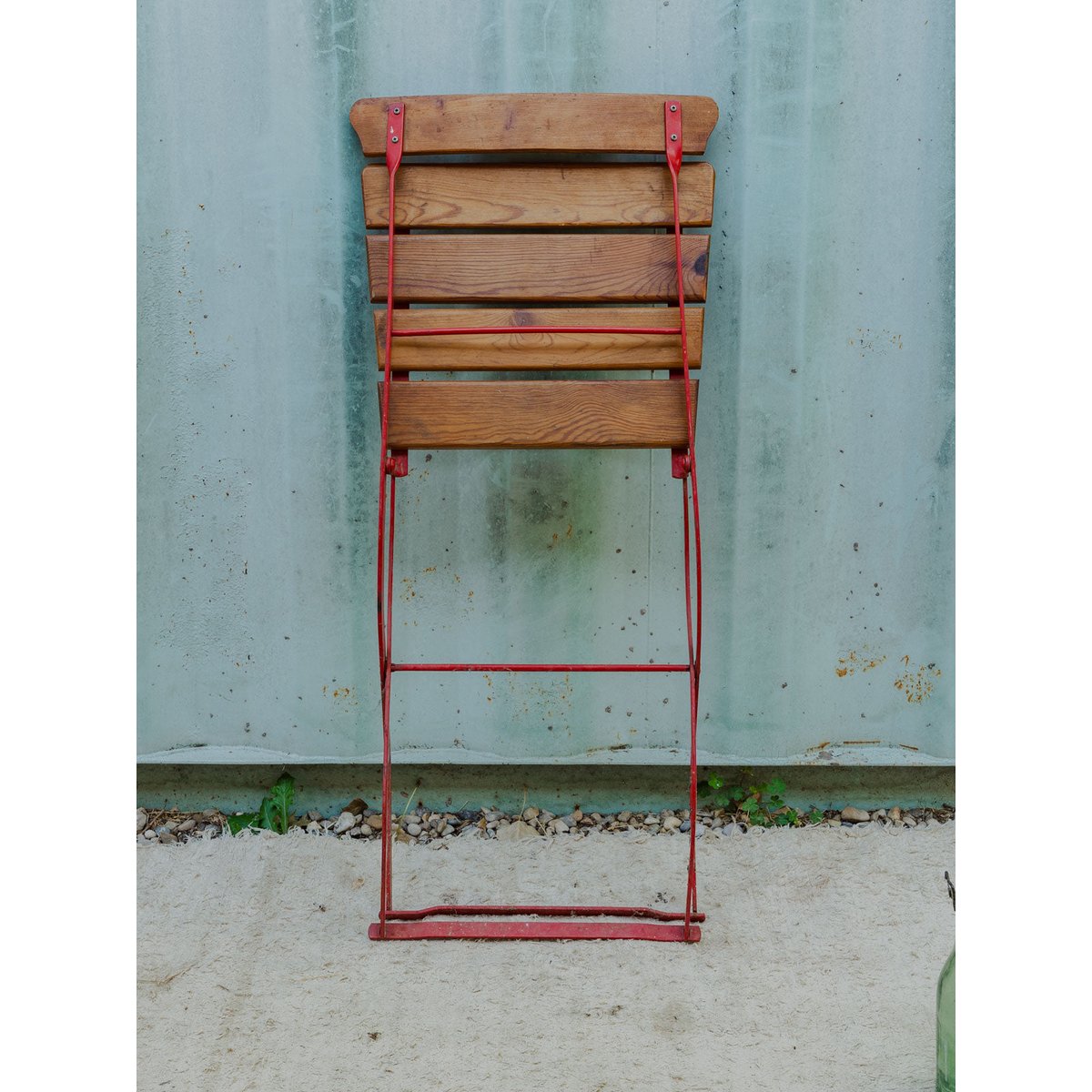 Lot de 4 chaises en bois et métal rouge Claude N°1652 - Bon état bois foncé, DEBONGOUT
