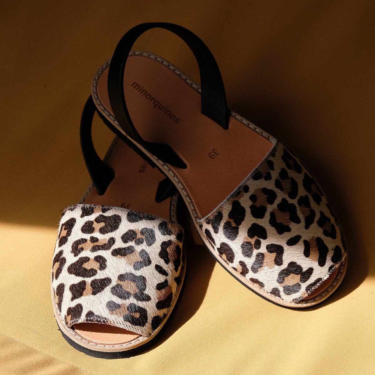 Sandales en cuir talon plat imprimé léopard, MINORQUINES