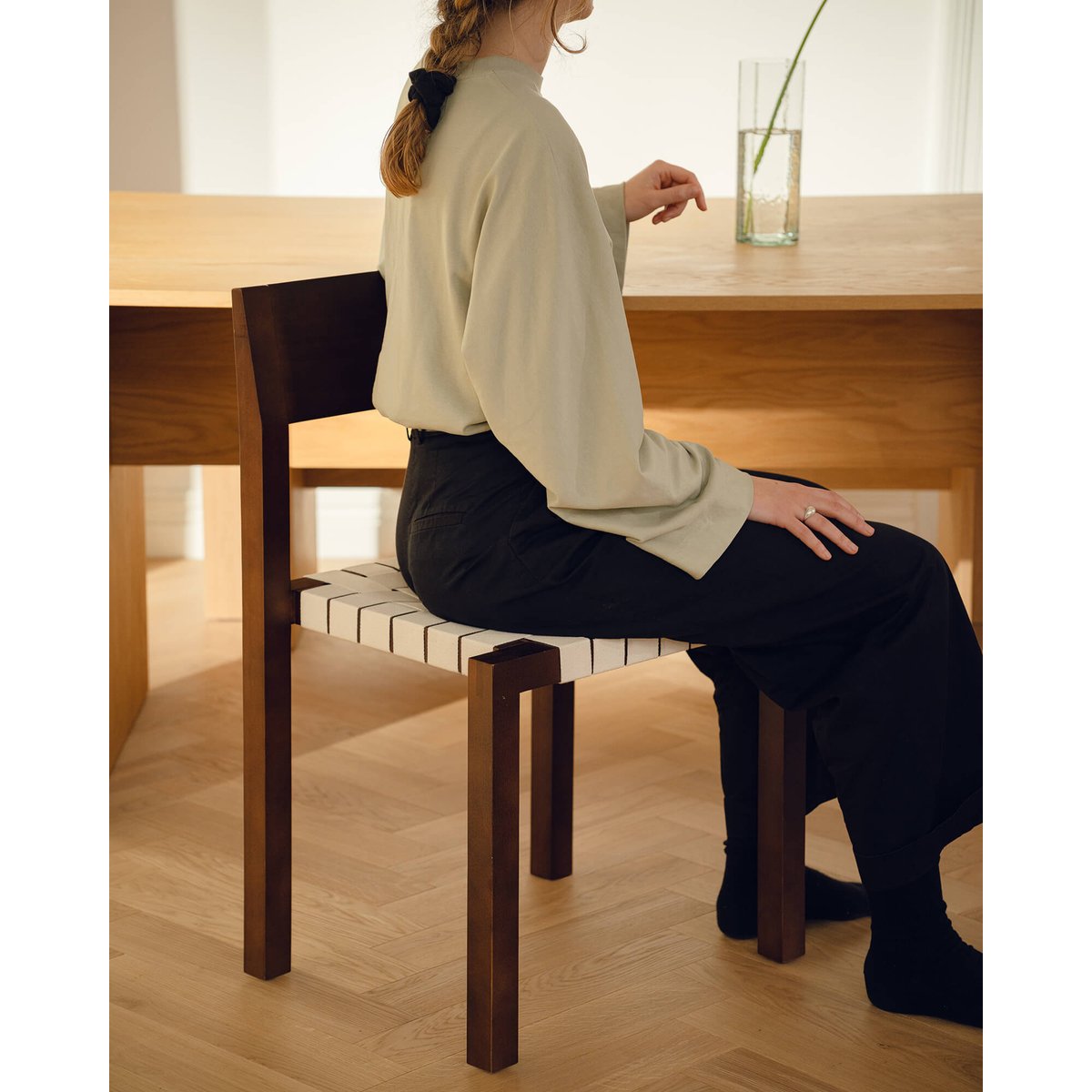 Chaise Toli - cadre en hêtre, assise tressée coton marron cacao, NOO.MA