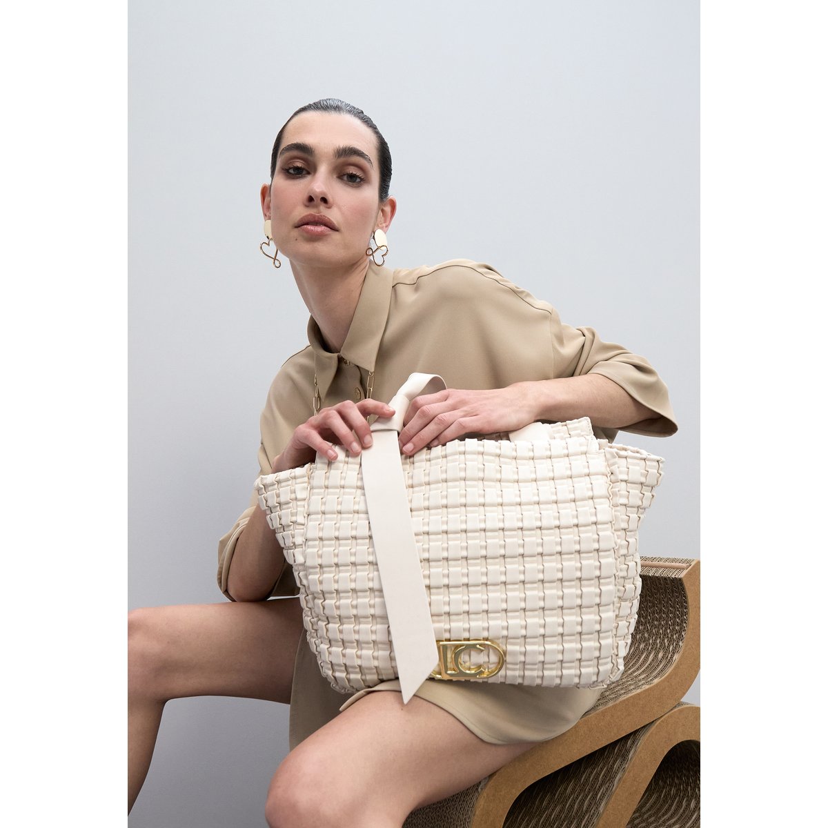 Sac à main tressé à logo métallique ecru, LOLA CASADEMUNT