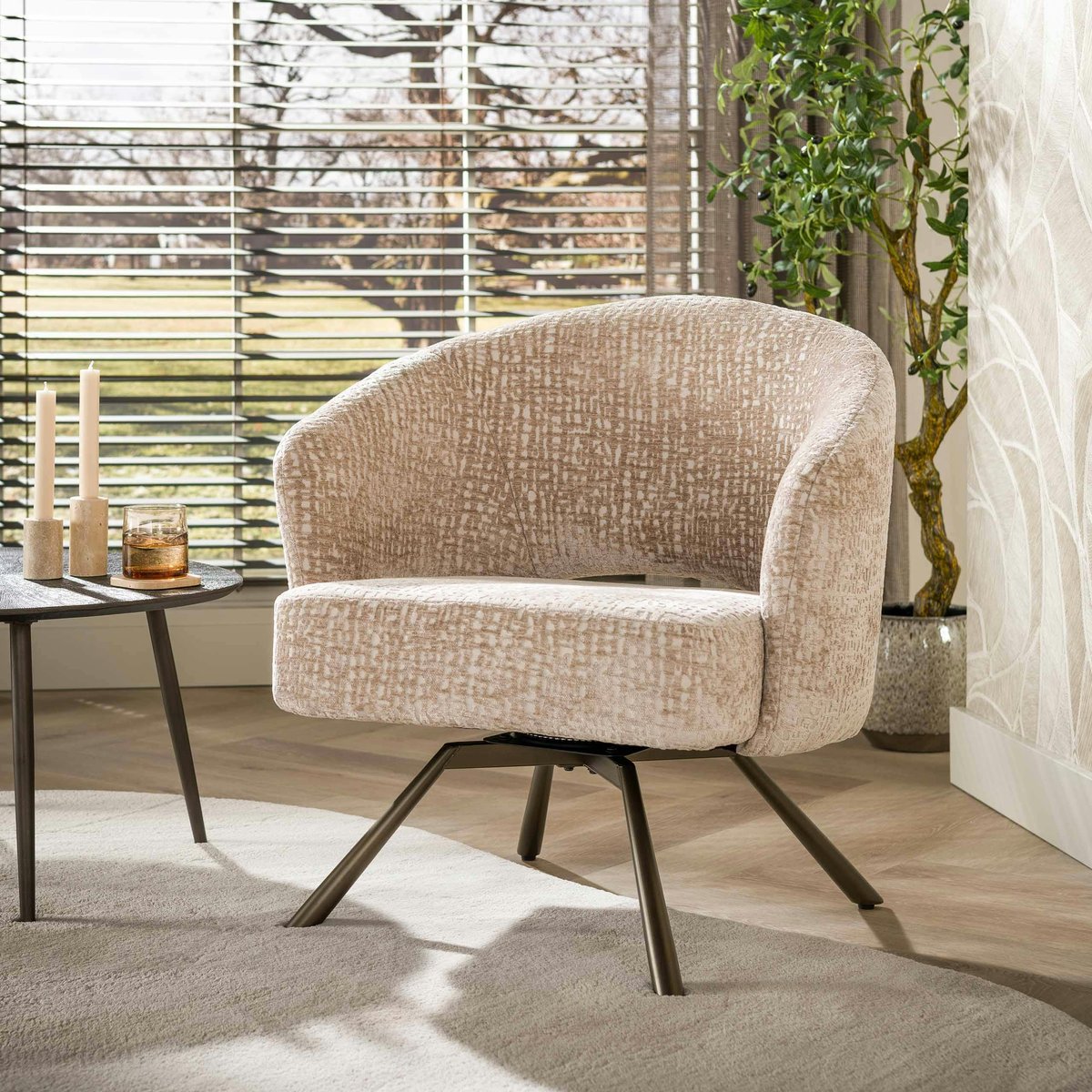 Fauteuil de salon pivotant beige à motifs veloutés bruns CREEK beige, PIER IMPORT