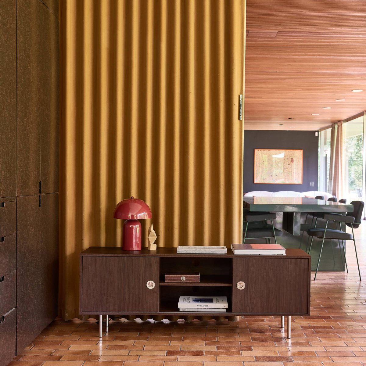 Meuble TV vintage décor bois et acier inoxydable 2 portes 140cm SHELBY noyer, SWEEEK