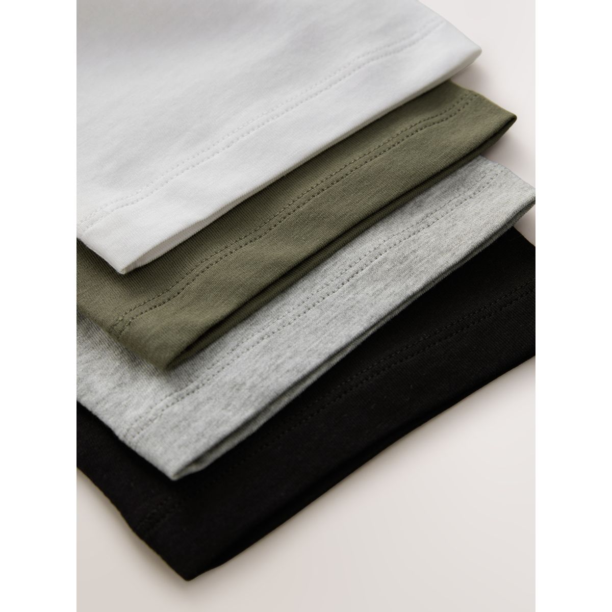 T-shirt à manches courtes, lot de 4 noir/blanc/gris/kaki, NEXT