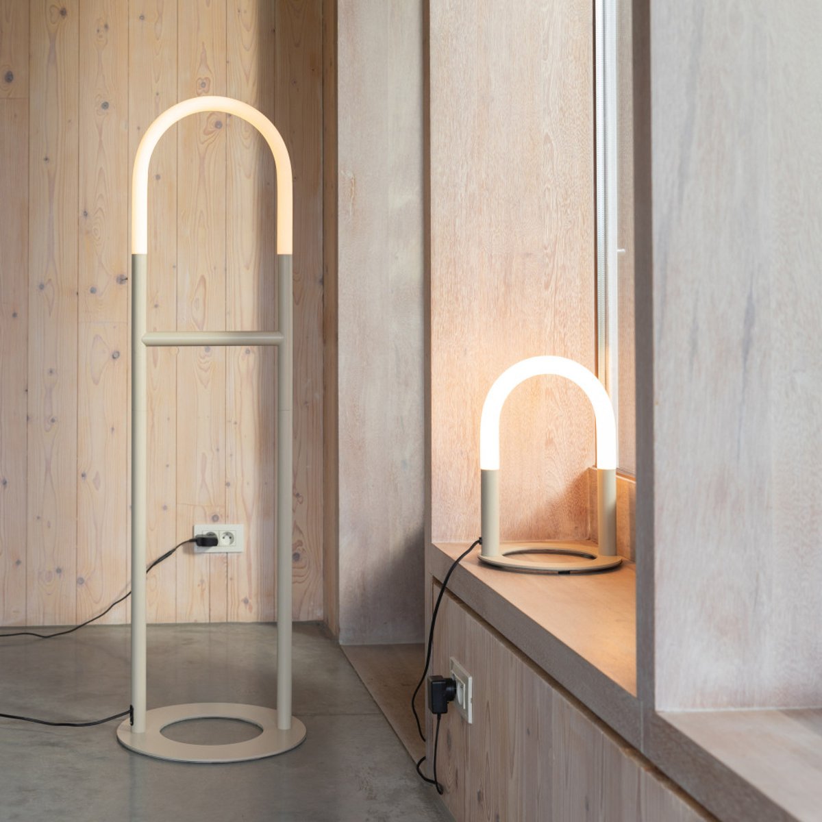 Lampadaire en métal- ARCH beige, ZUIVER