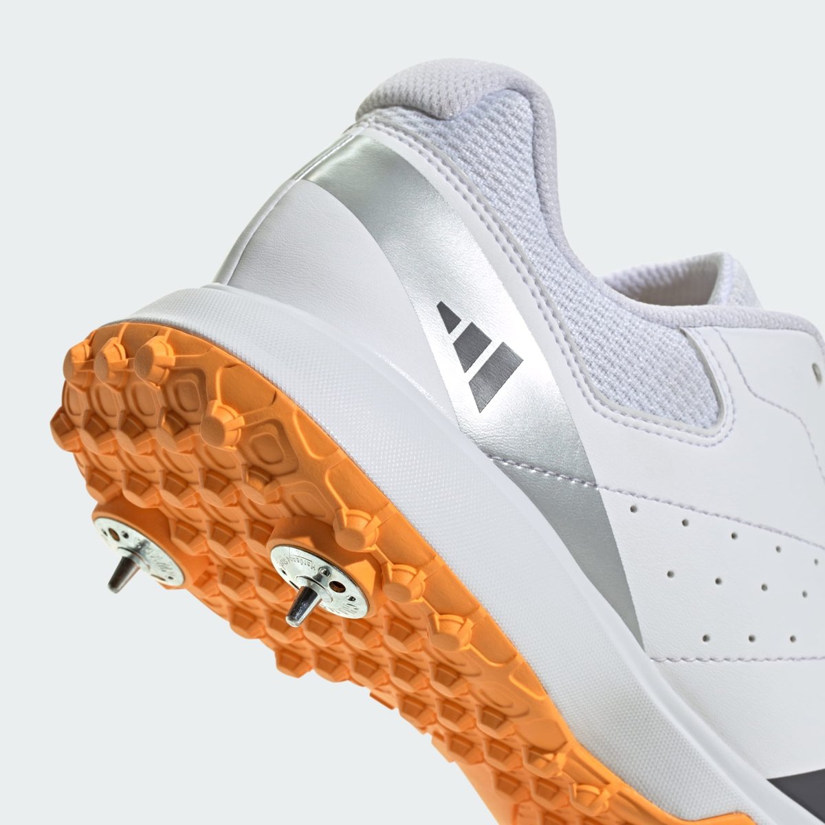 Basket Howzat Spike Basket Howzat Spike cloud white / aurora onix / lucid tangerine, adidas Performance