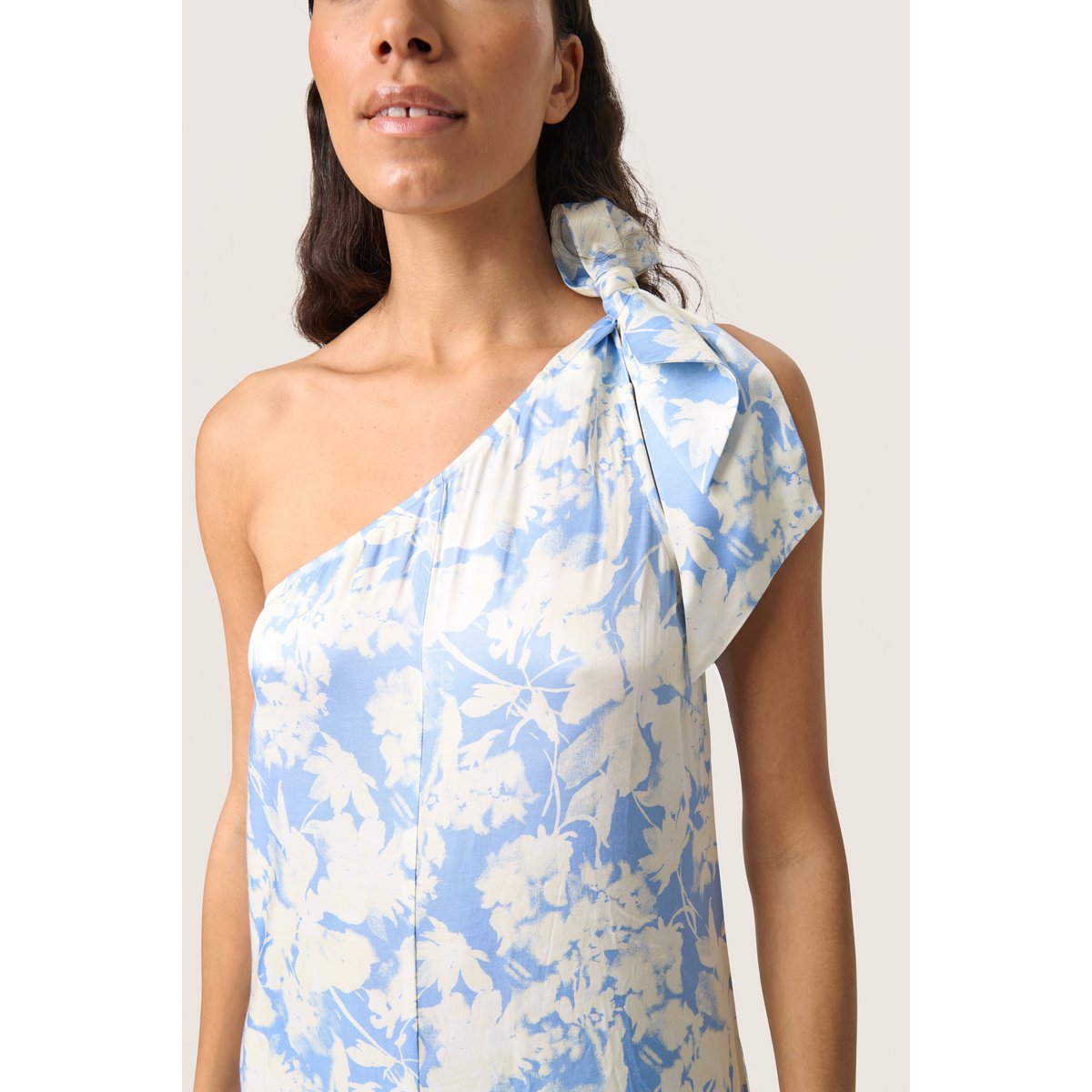 Robe bleu vista blue floral print, SOAKED IN LUXURY