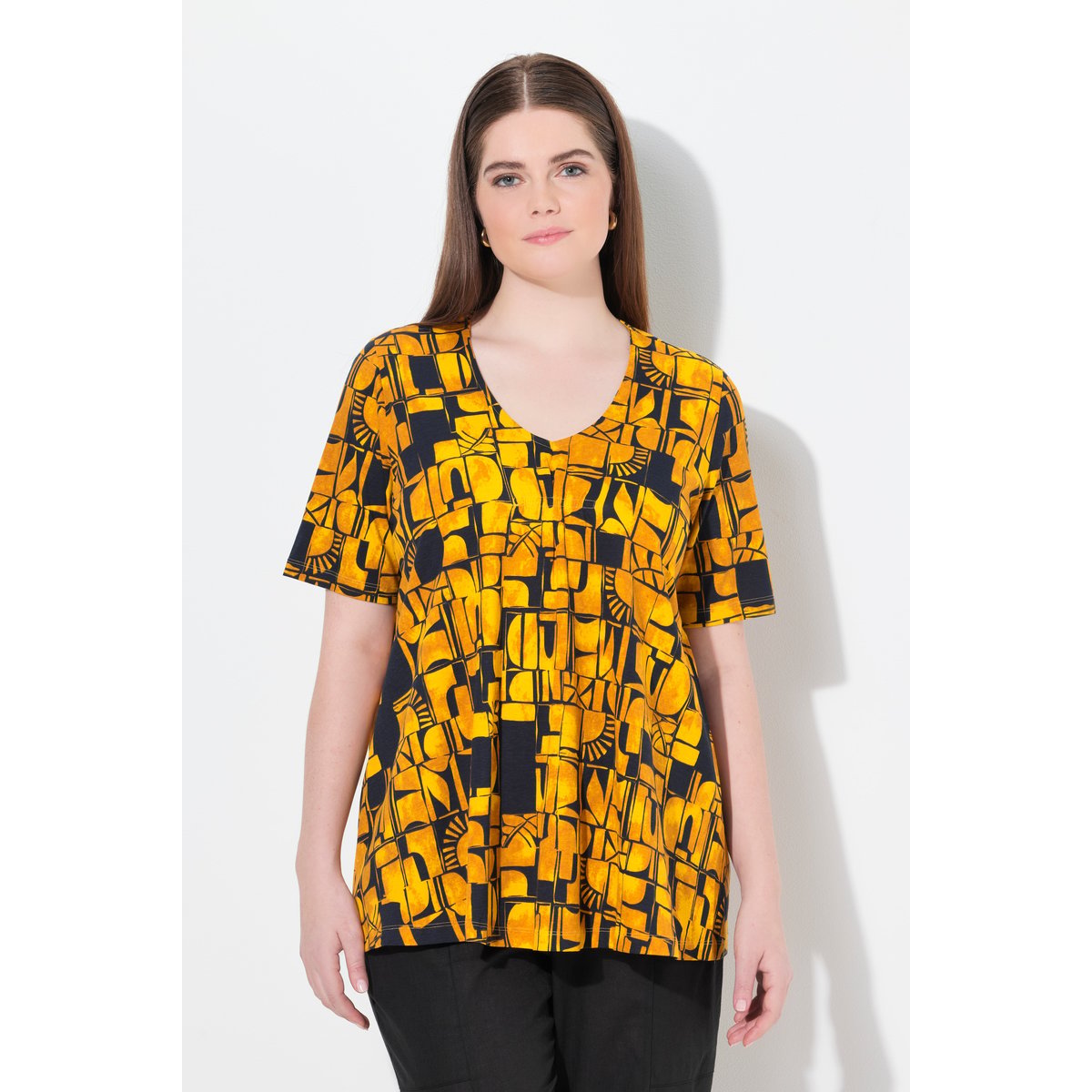 T-shirt en coton bio. Décolleté marine, ULLA POPKEN