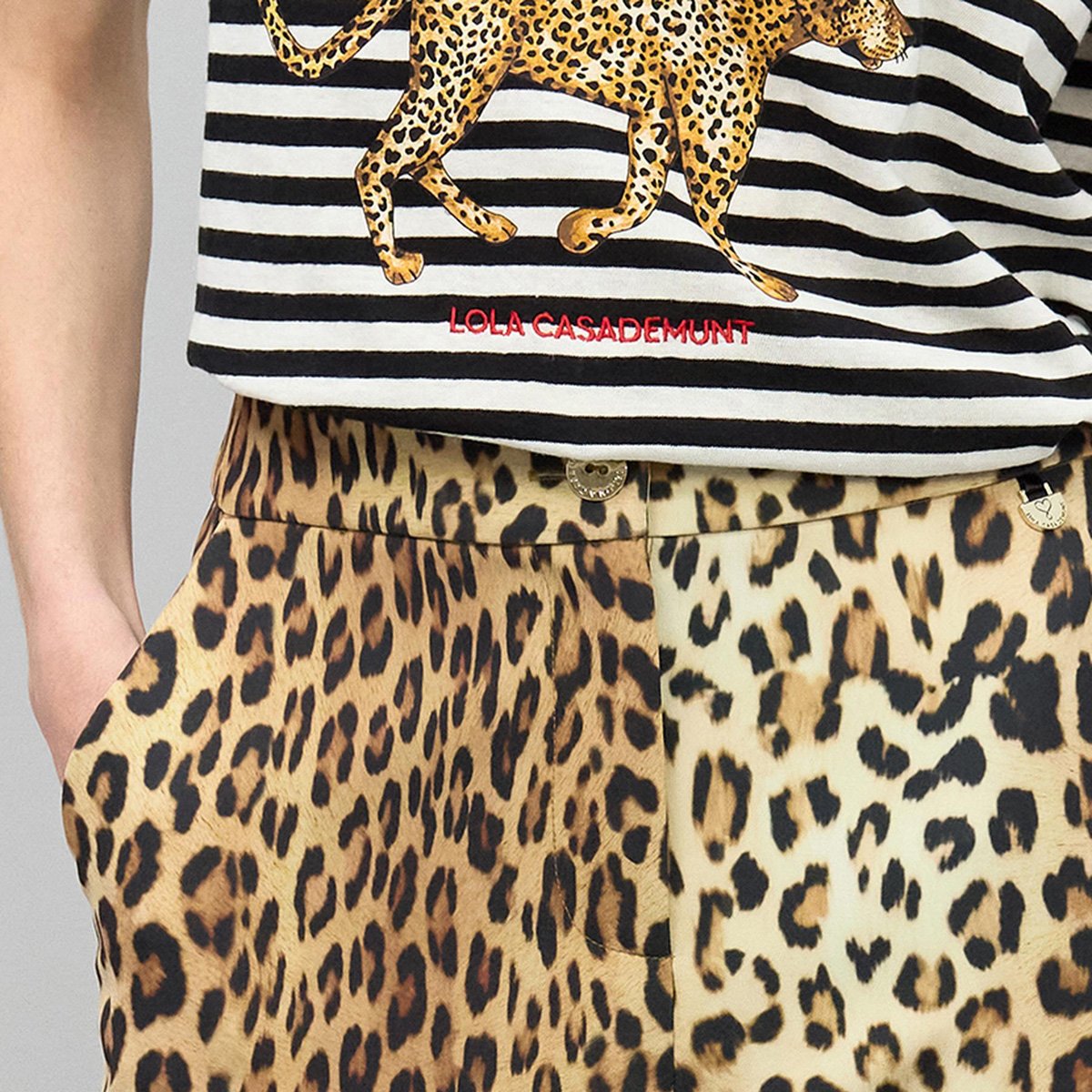 Pantalon droit imprimé léopard en satin léopard, LOLA CASADEMUNT