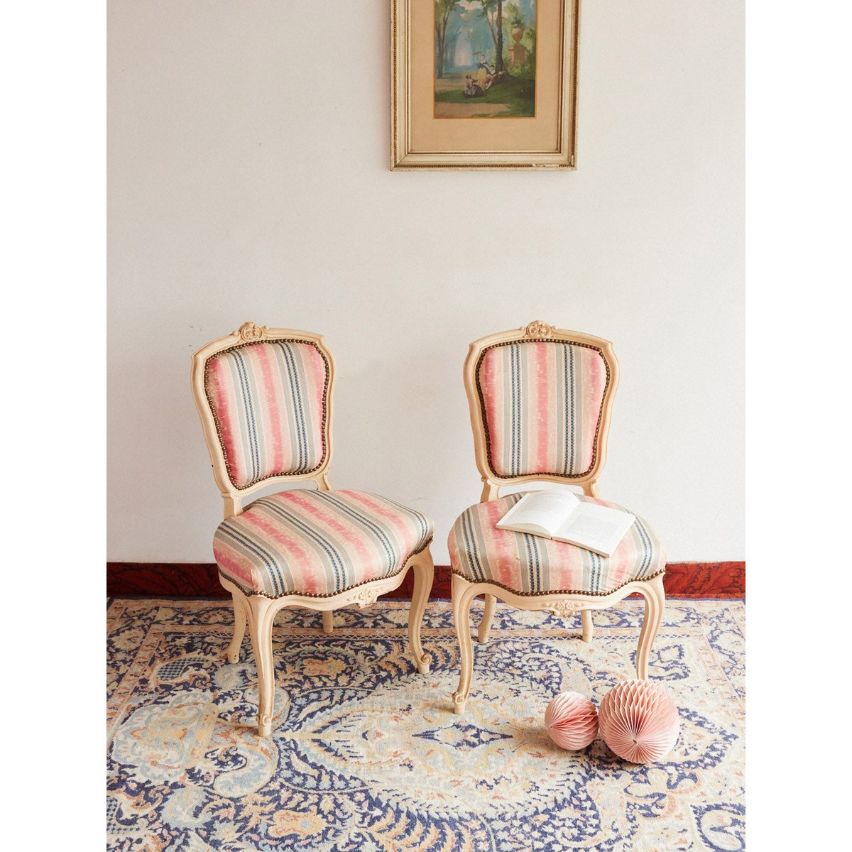 Paire de chaises style Louis XVI en bois Claude N°1691 - Bon état blanc, DEBONGOUT