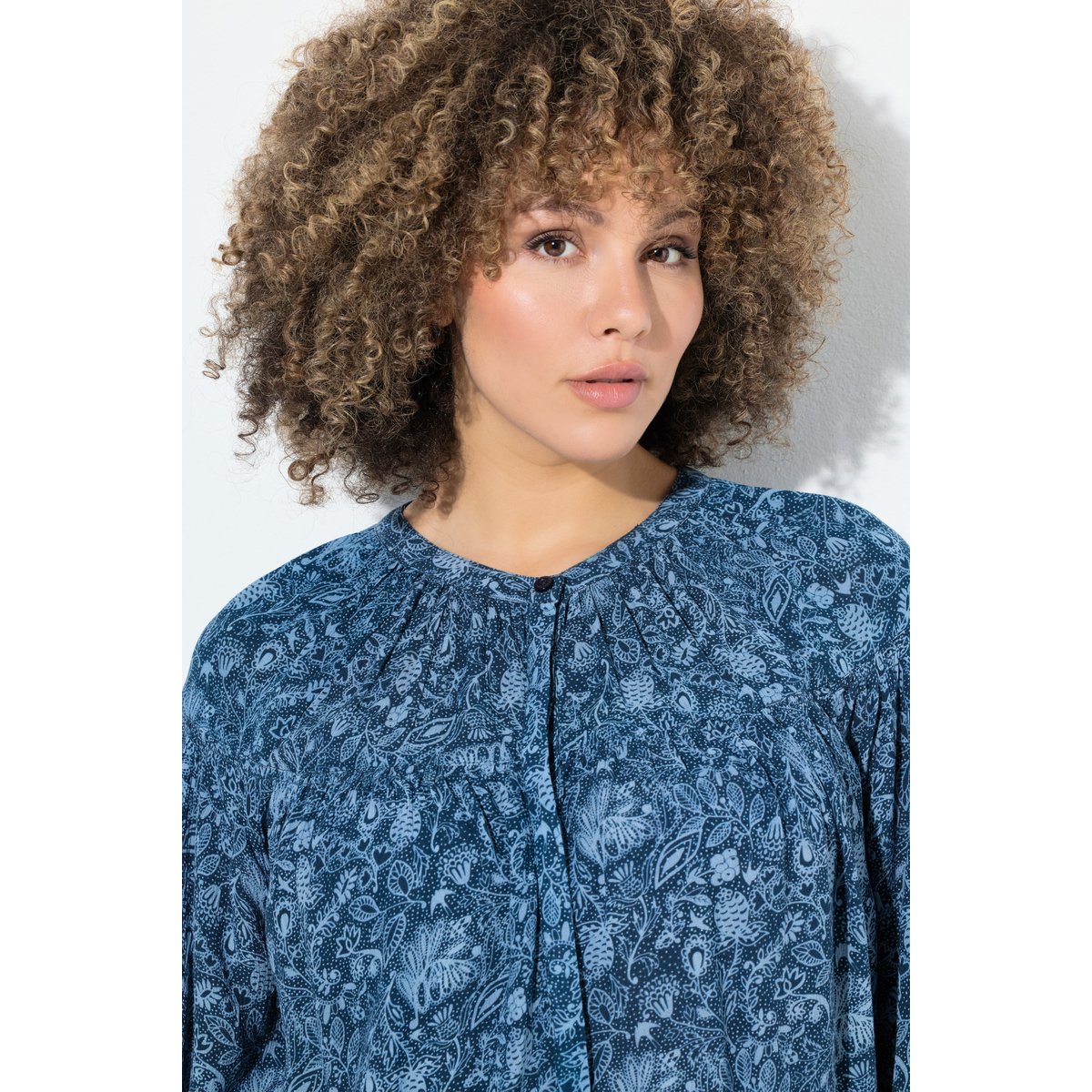 Blouse motif fleurs/hirondelles bleu encre, ULLA POPKEN
