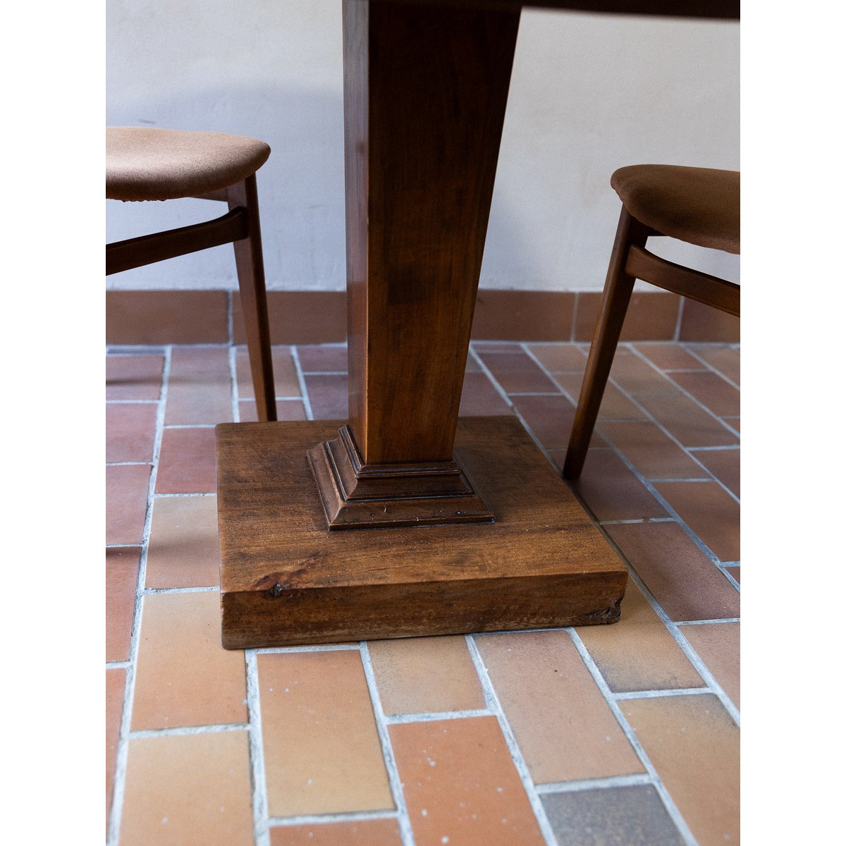 Mposante table à manger Romy N°1465 - Bon état marron, DEBONGOUT
