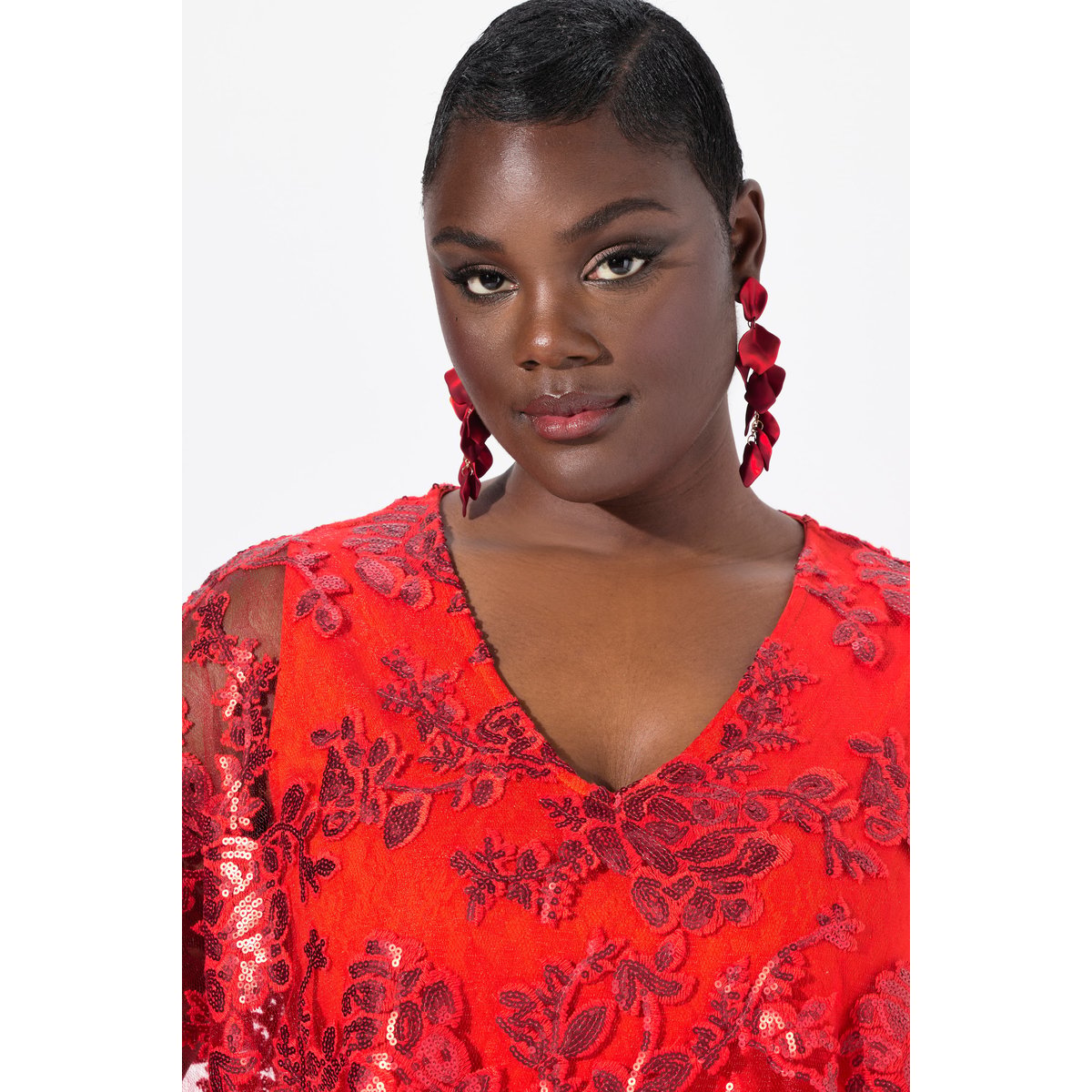 Robe, jeté à sequins. Décolleté V rouge clair, ULLA POPKEN