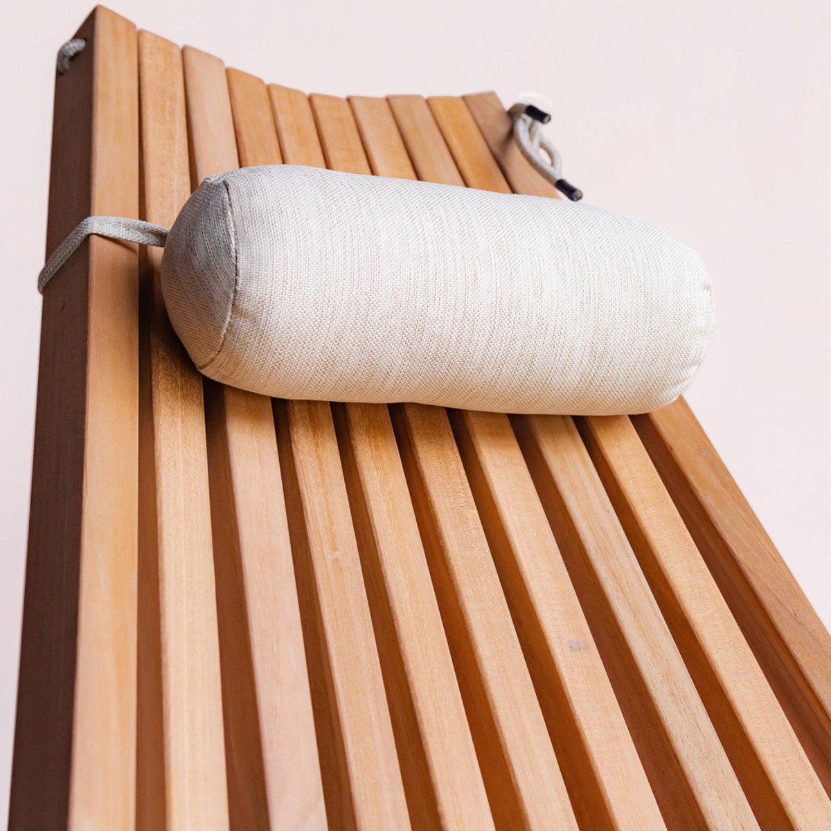 Chaise de jardin en teck avec coussin appuis tête blanc Relax naturel, WANDA COLLECTION
