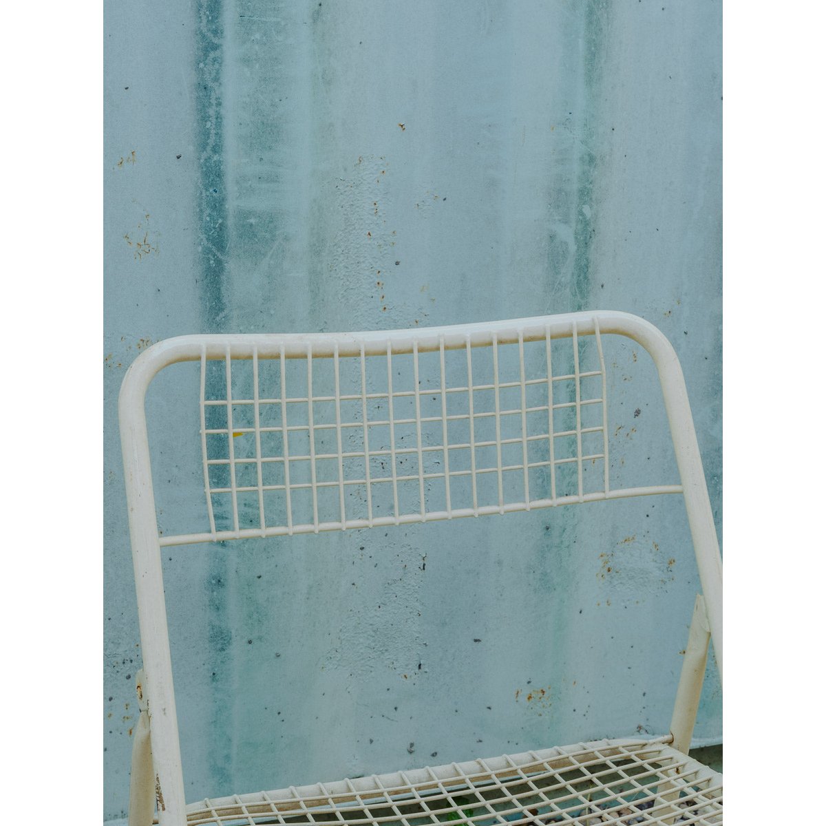Paire de chaises en métal blanc Alma N°2014 - Bon état blanc, DEBONGOUT