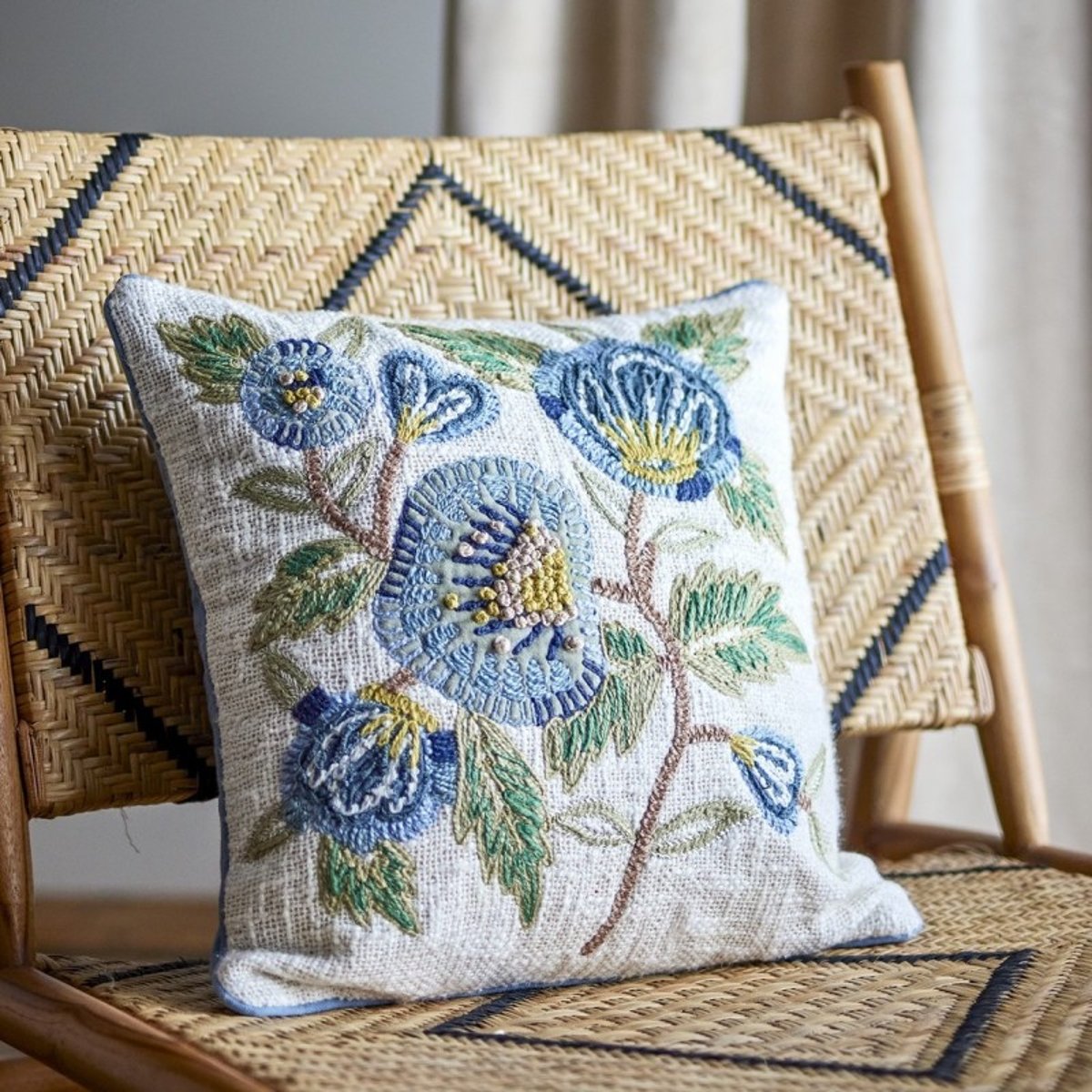 Coussin brodé motif floral HANNA bleu clair, BLOOMINGVILLE
