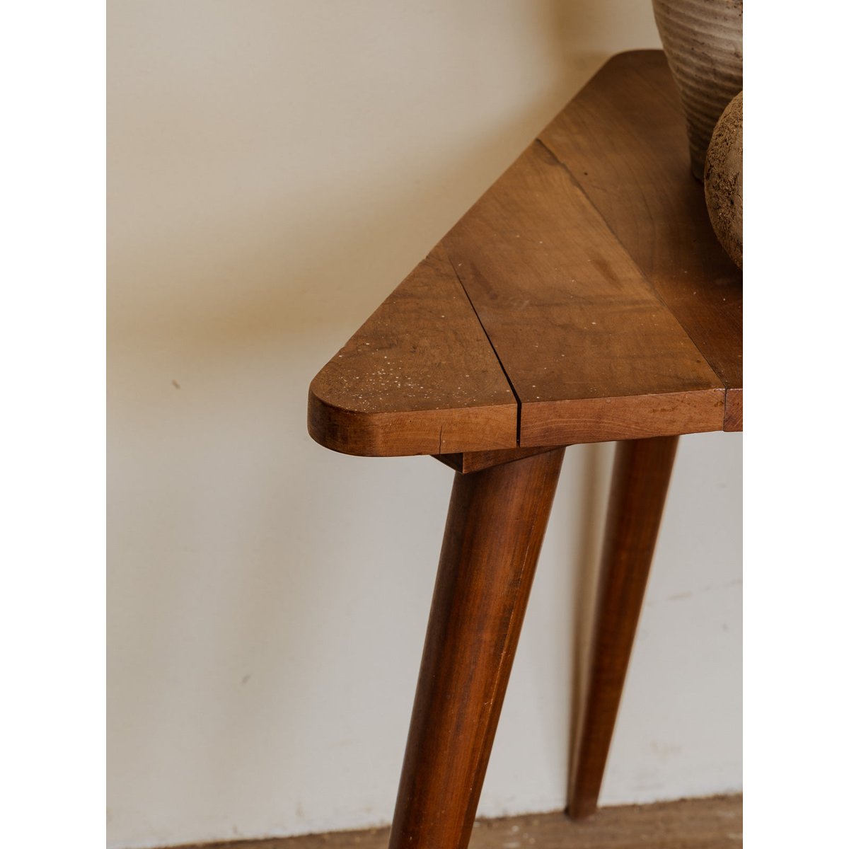 Table d'appoint en bois Hanna N°1354 - Bon état bois foncé, DEBONGOUT