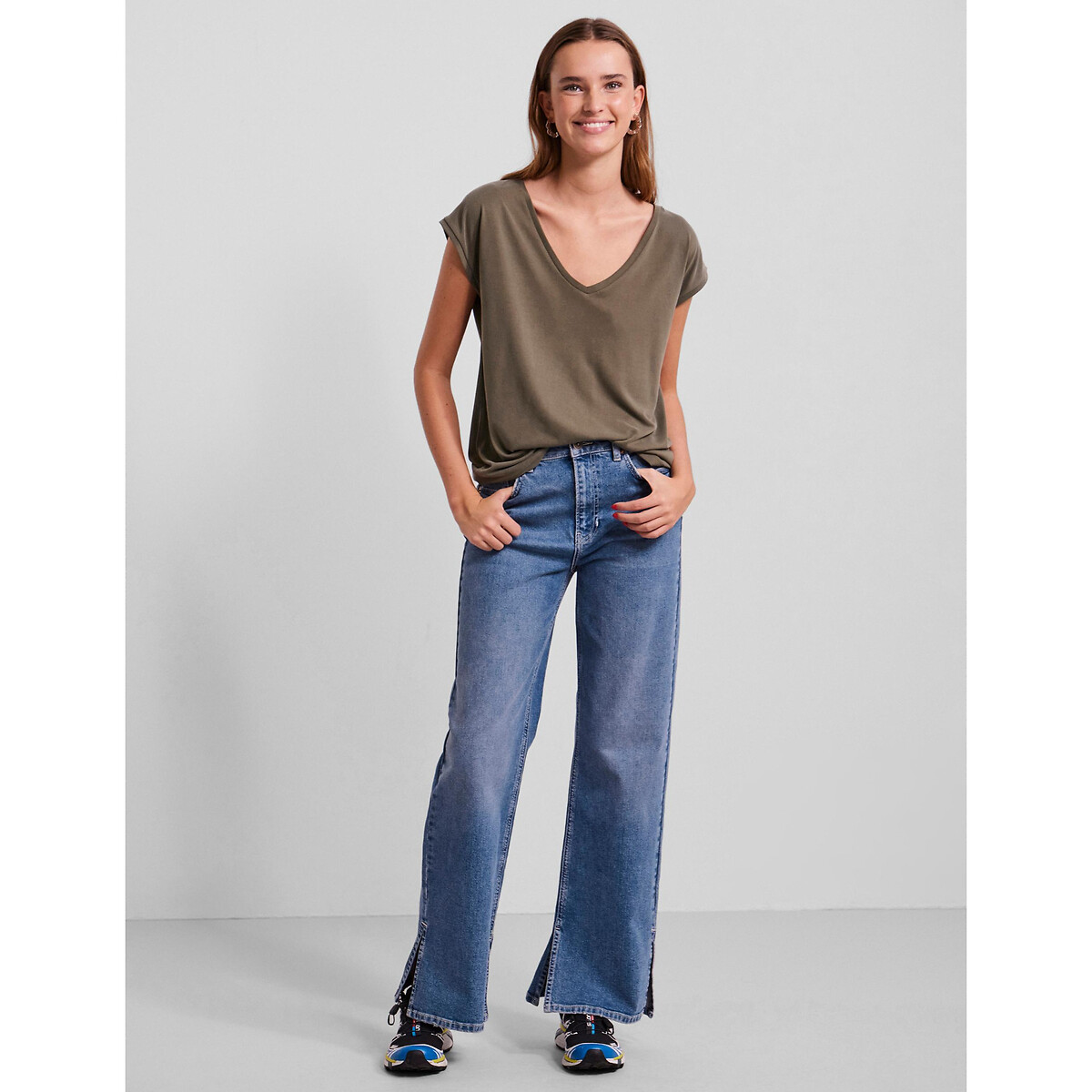 T-shirt, col V kaki, PIECES
