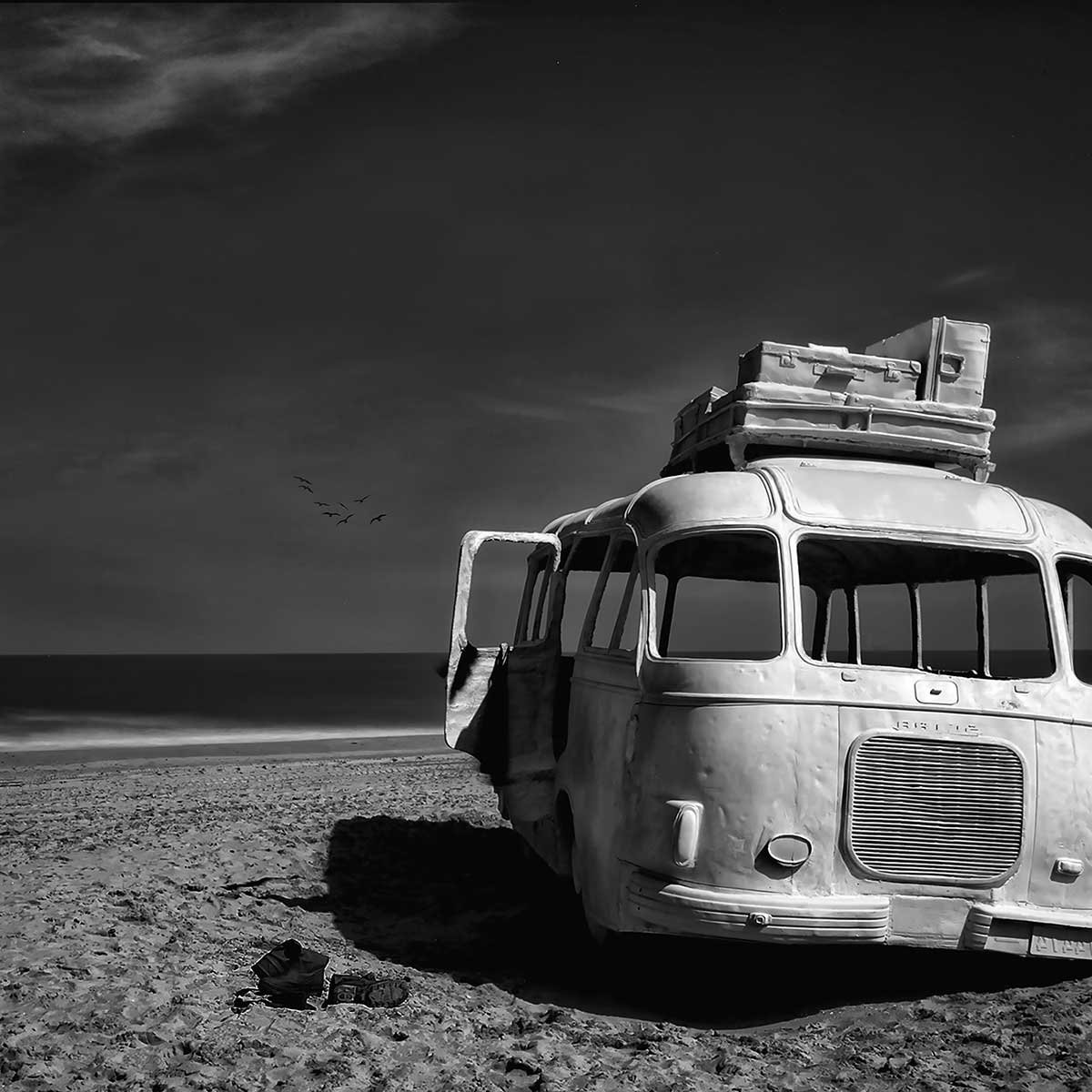 Affiche deco beached bus affiche + cadre en bois - noir, HEXOA