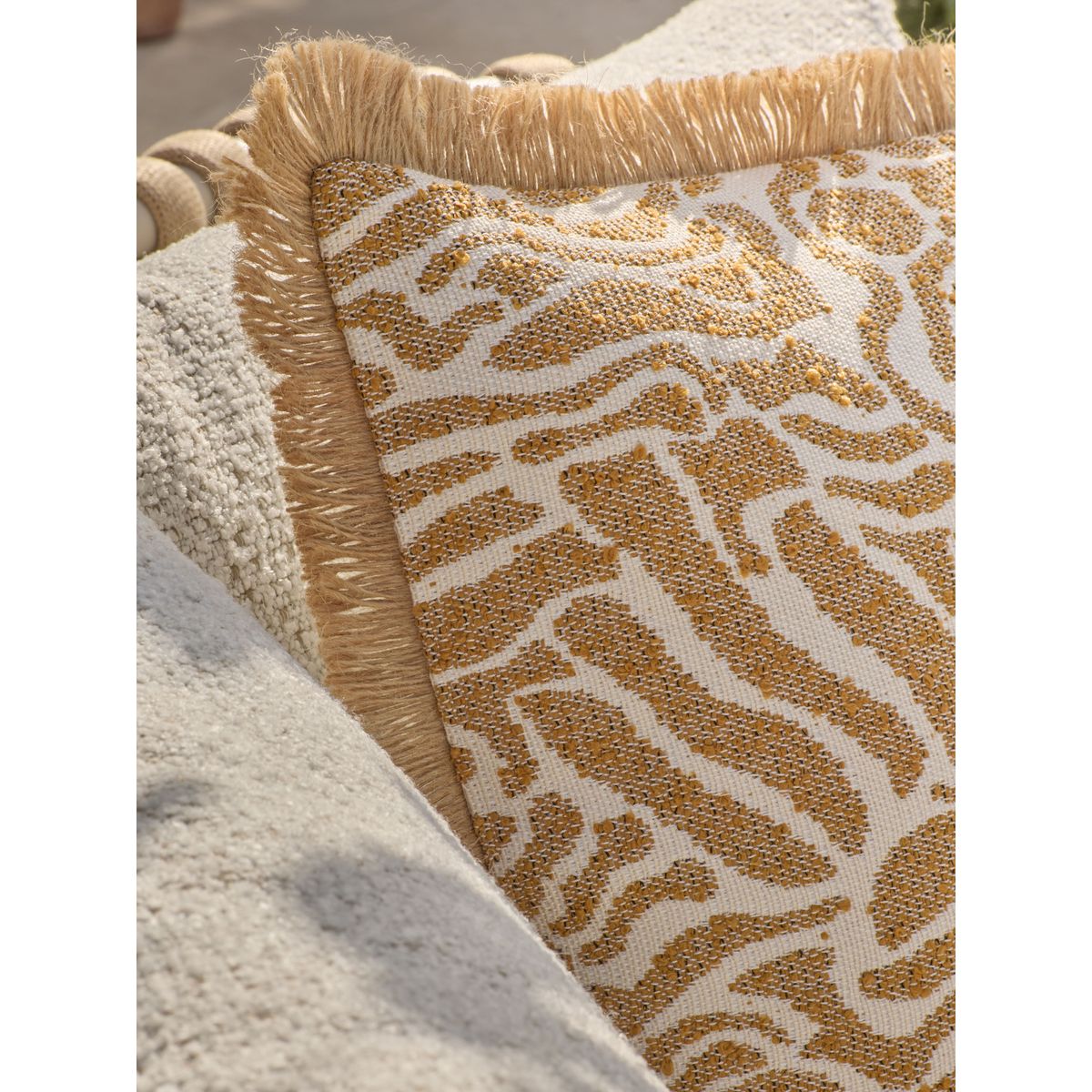 Coussin brodé intérieur/extérieur 50 x 50 cm jaune ocre, NEXT