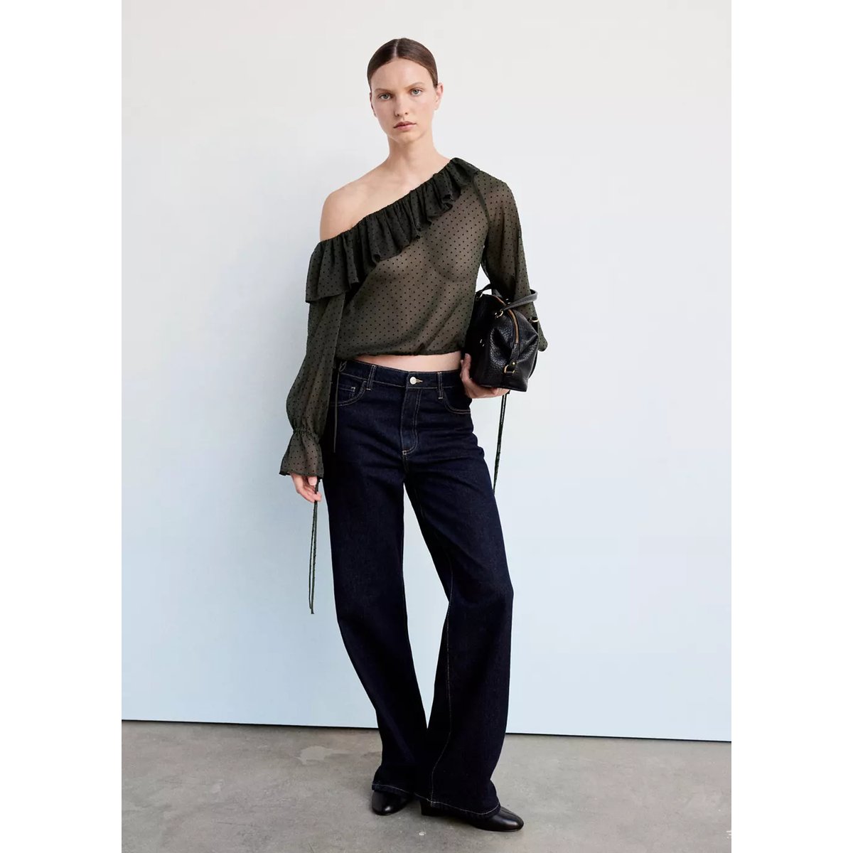 Blouse en plumetis à col asymétrique vert, MANGO