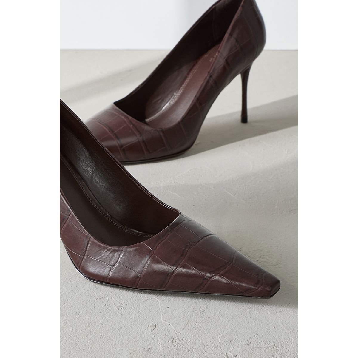 Escarpins pointus en cuir effet croco marron chocolat, NEXT