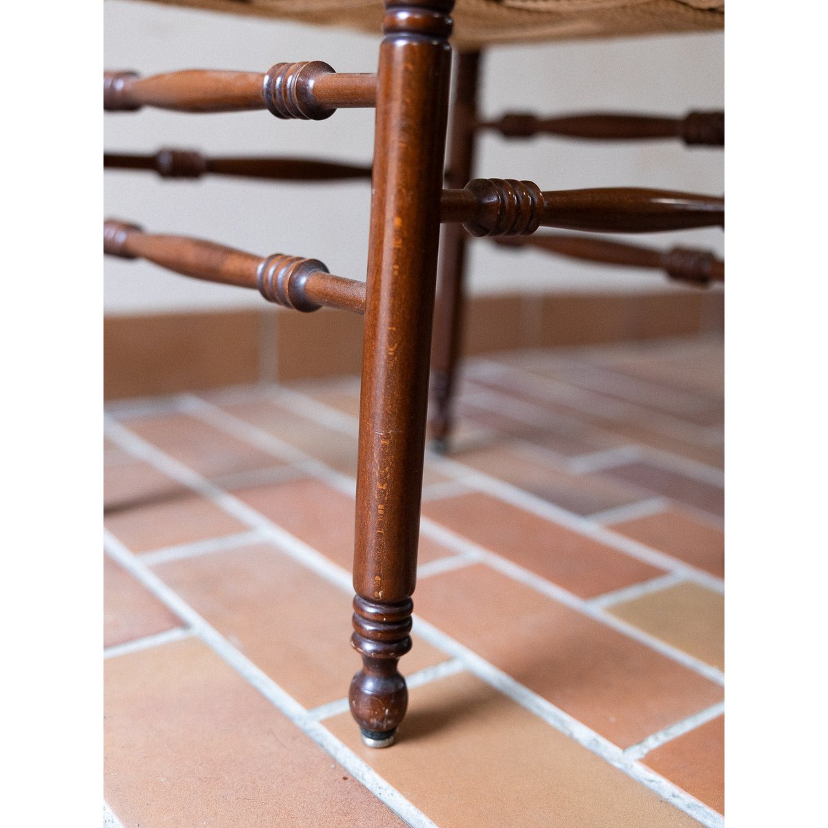 Paire de chaises en paillage Claude N°1479 - Bon état bois foncé, DEBONGOUT