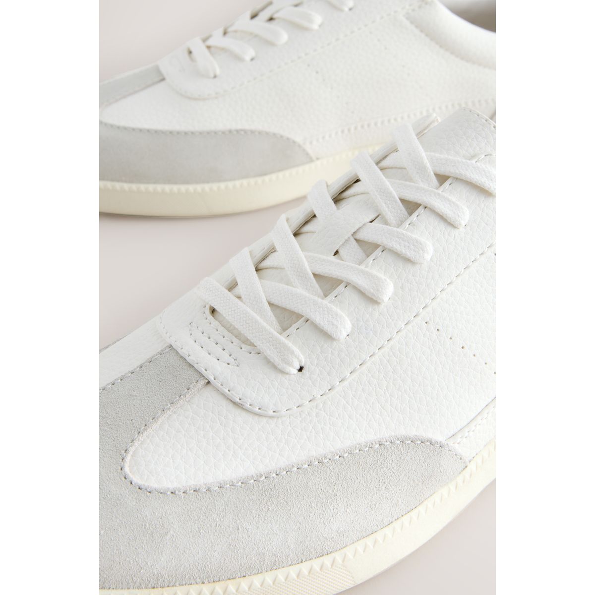 Baskets à lacets chic et es avec daim blanc, NEXT